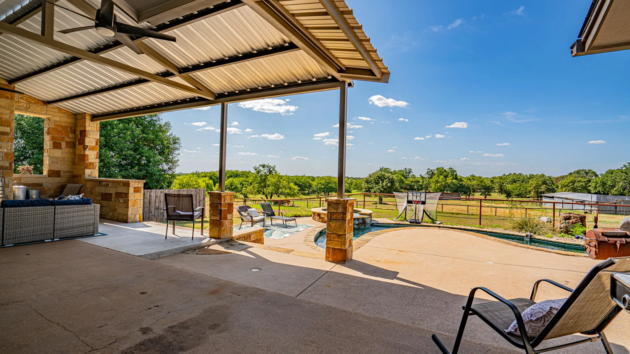 Single Family Residence For Sale in Hood County , 1710 Rock Church Highway, Tolar, Texas 76476, 4 Bedroom, 3 Bathroom, 2 Garage spaces, 1,971 Sqft, built in 1986, mls#21370126, Real Estate Agent in Tolar, Homes For Sale in Hood county, Homes For Sale in Tolar, Realtor in Tolar Texas, Real Estate Brokerage Independent Realty Texas, Luminita Cordes Realtor