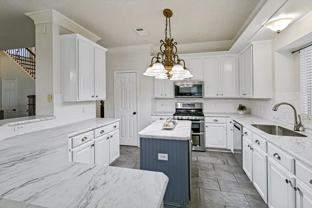 Single Family Residence For Sale in Denton County , 7121 Raintree Way, Denton, Texas 76210, 5 Bedroom, 3 Bathroom, 2 Garage spaces, 3,027 Sqft, built in 2001, mls#21370509, Real Estate Agent in Denton, Homes For Sale in Denton county, Homes For Sale in Denton, Realtor in Denton Texas, Real Estate Brokerage Independent Realty Texas, Luminita Cordes Realtor