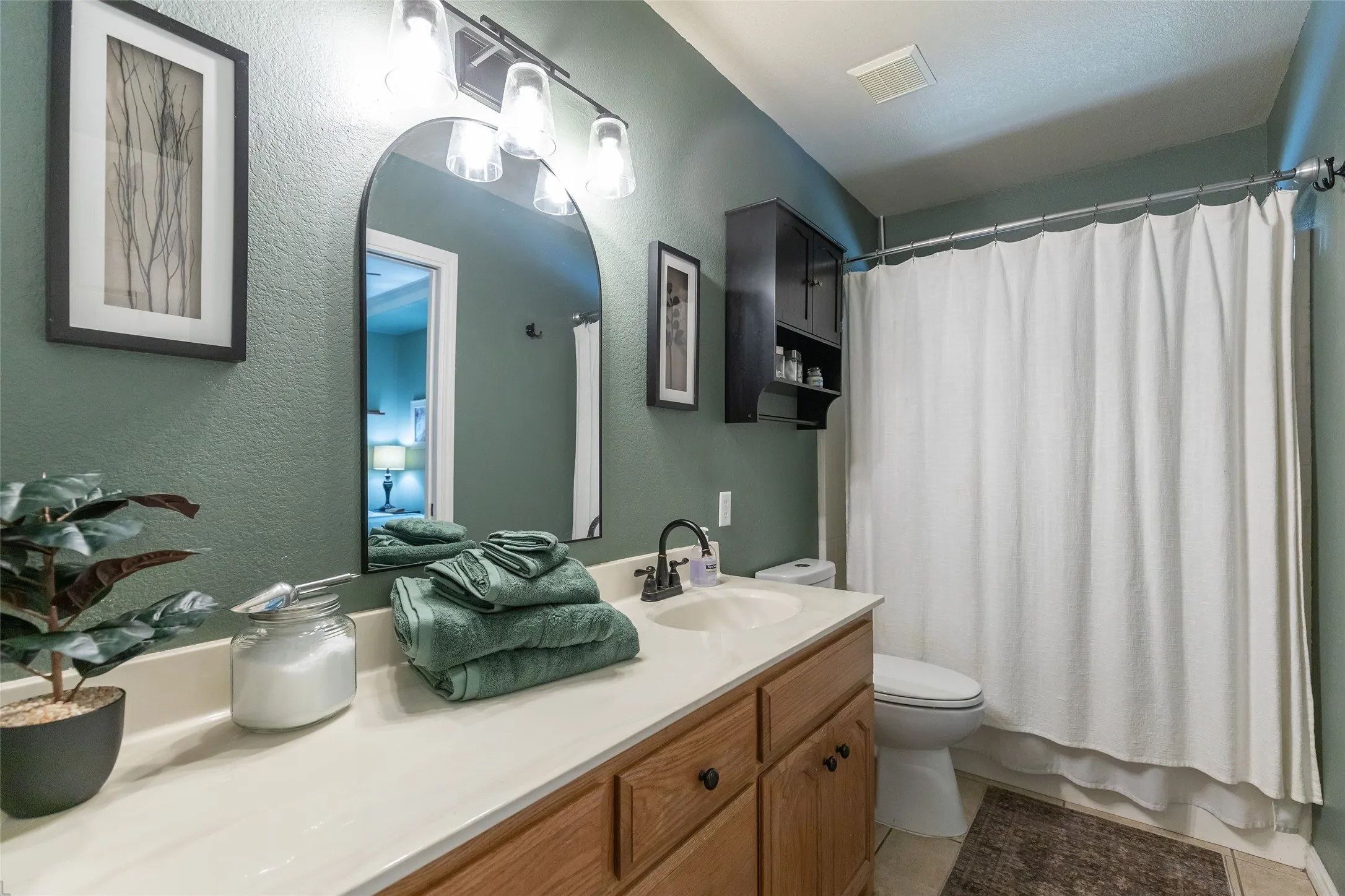 Single Family Residence For Sale in Taylor County , 2409 Township Court, Abilene, Texas 79601, 3 Bedroom, 2 Bathroom, 2 Garage spaces, 1,650 Sqft, built in 2002, mls#21369836, Real Estate Agent in Abilene, Homes For Sale in Taylor county, Homes For Sale in Abilene, Realtor in Abilene Texas, Real Estate Brokerage Independent Realty Texas, Luminita Cordes Realtor
