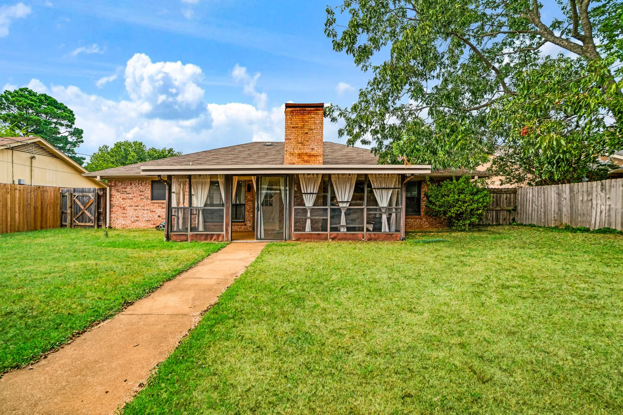 Single Family Residence For Sale in Lamar County , 2710 Ballard Drive, Paris, Texas 75460, 3 Bedroom, 2 Bathroom, 2 Garage spaces, 1,450 Sqft, built in 1984, mls#21370527, Real Estate Agent in Paris, Homes For Sale in Lamar county, Homes For Sale in Paris, Realtor in Paris Texas, Real Estate Brokerage Independent Realty Texas, Luminita Cordes Realtor