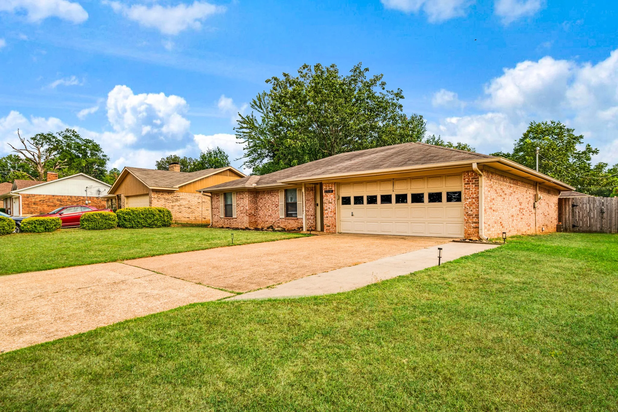 Single Family Residence For Sale in Lamar County , 2710 Ballard Drive, Paris, Texas 75460, 3 Bedroom, 2 Bathroom, 2 Garage spaces, 1,450 Sqft, built in 1984, mls#21370527, Real Estate Agent in Paris, Homes For Sale in Lamar county, Homes For Sale in Paris, Realtor in Paris Texas, Real Estate Brokerage Independent Realty Texas, Luminita Cordes Realtor