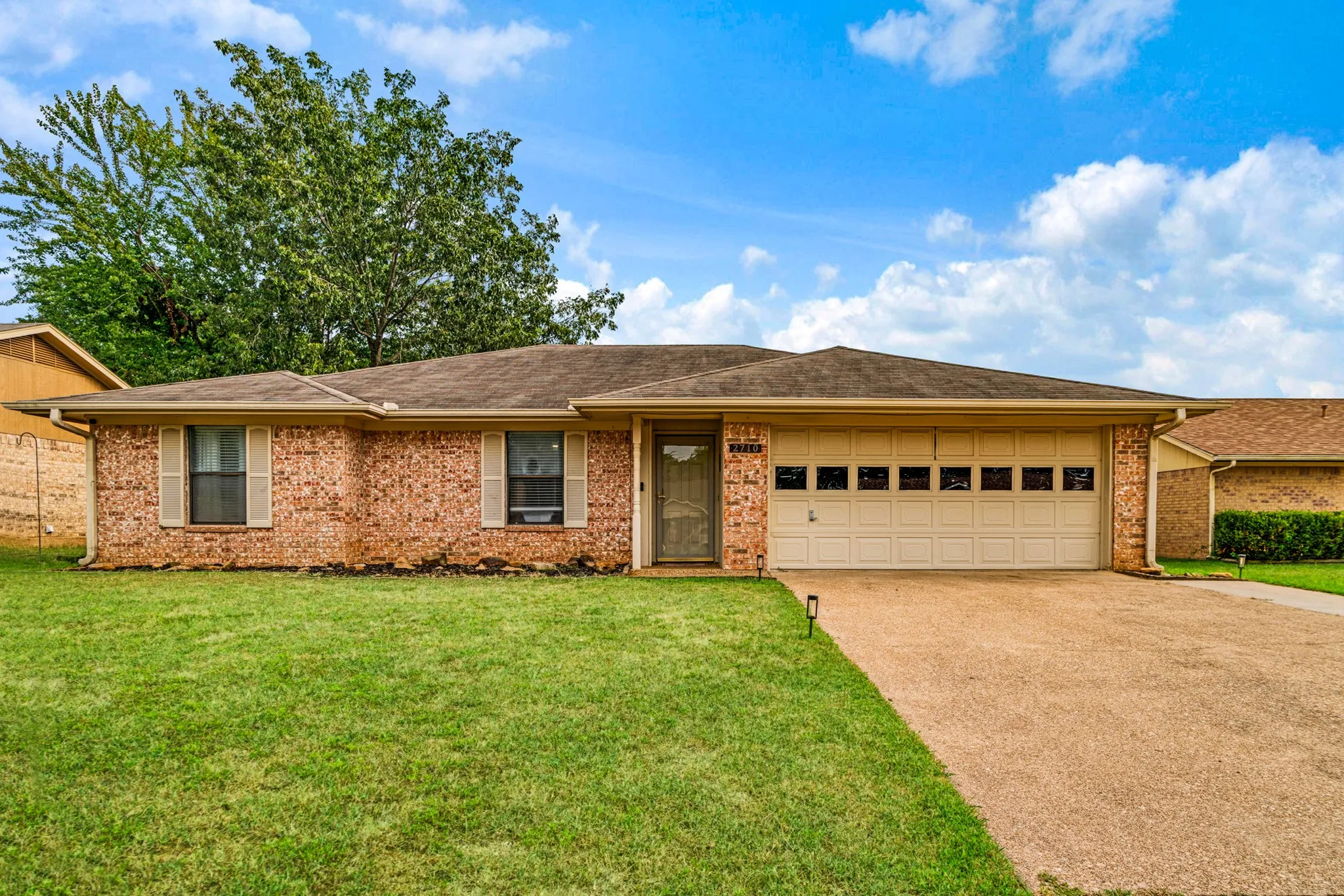 Single Family Residence For Sale in Lamar County , 2710 Ballard Drive, Paris, Texas 75460, 3 Bedroom, 2 Bathroom, 2 Garage spaces, 1,450 Sqft, built in 1984, mls#21370527, Real Estate Agent in Paris, Homes For Sale in Lamar county, Homes For Sale in Paris, Realtor in Paris Texas, Real Estate Brokerage Independent Realty Texas, Luminita Cordes Realtor