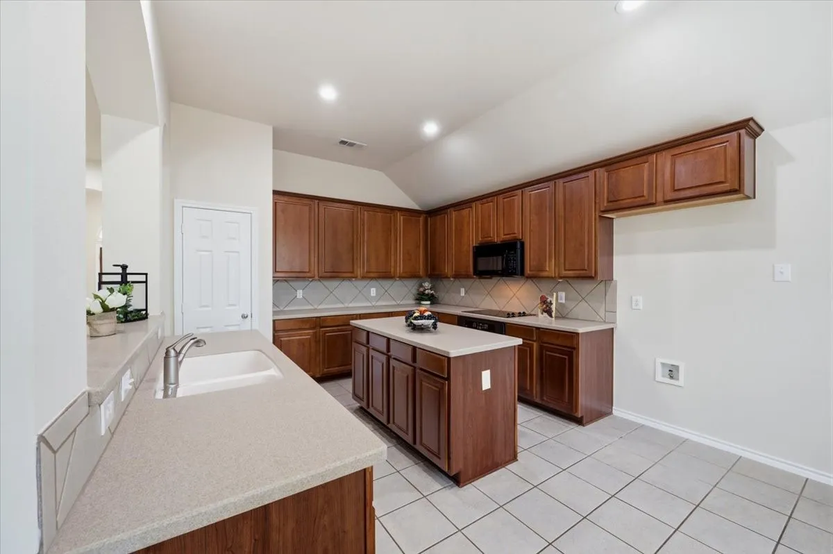 Single Family Residence For Sale in Tarrant County , 5907 Lantern Lane, Grand Prairie, Texas 75052, 3 Bedroom, 2 Bathroom, 2 Garage spaces, 2,497 Sqft, built in 2004, mls#21367610, Real Estate Agent in Grand Prairie, Homes For Sale in Tarrant county, Homes For Sale in Grand Prairie, Realtor in Grand Prairie Texas, Real Estate Brokerage Independent Realty Texas, Luminita Cordes Realtor