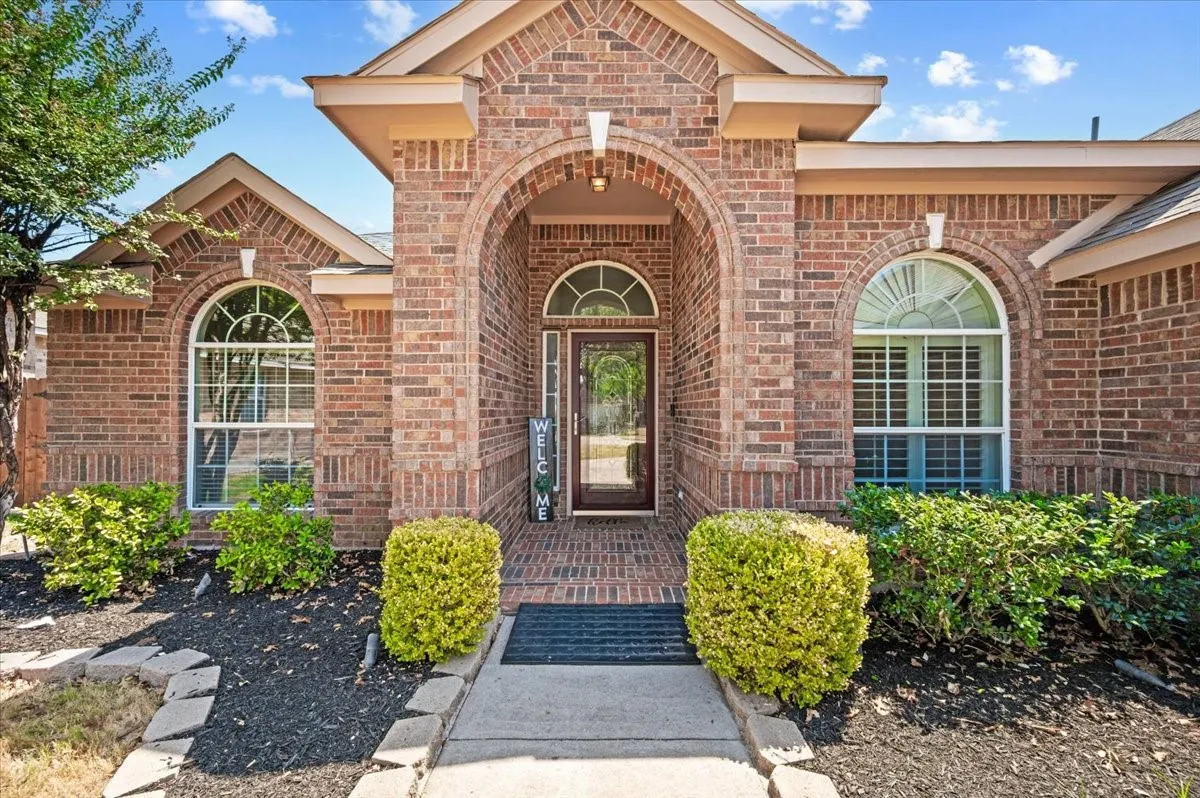 Single Family Residence For Sale in Tarrant County , 5907 Lantern Lane, Grand Prairie, Texas 75052, 3 Bedroom, 2 Bathroom, 2 Garage spaces, 2,497 Sqft, built in 2004, mls#21367610, Real Estate Agent in Grand Prairie, Homes For Sale in Tarrant county, Homes For Sale in Grand Prairie, Realtor in Grand Prairie Texas, Real Estate Brokerage Independent Realty Texas, Luminita Cordes Realtor
