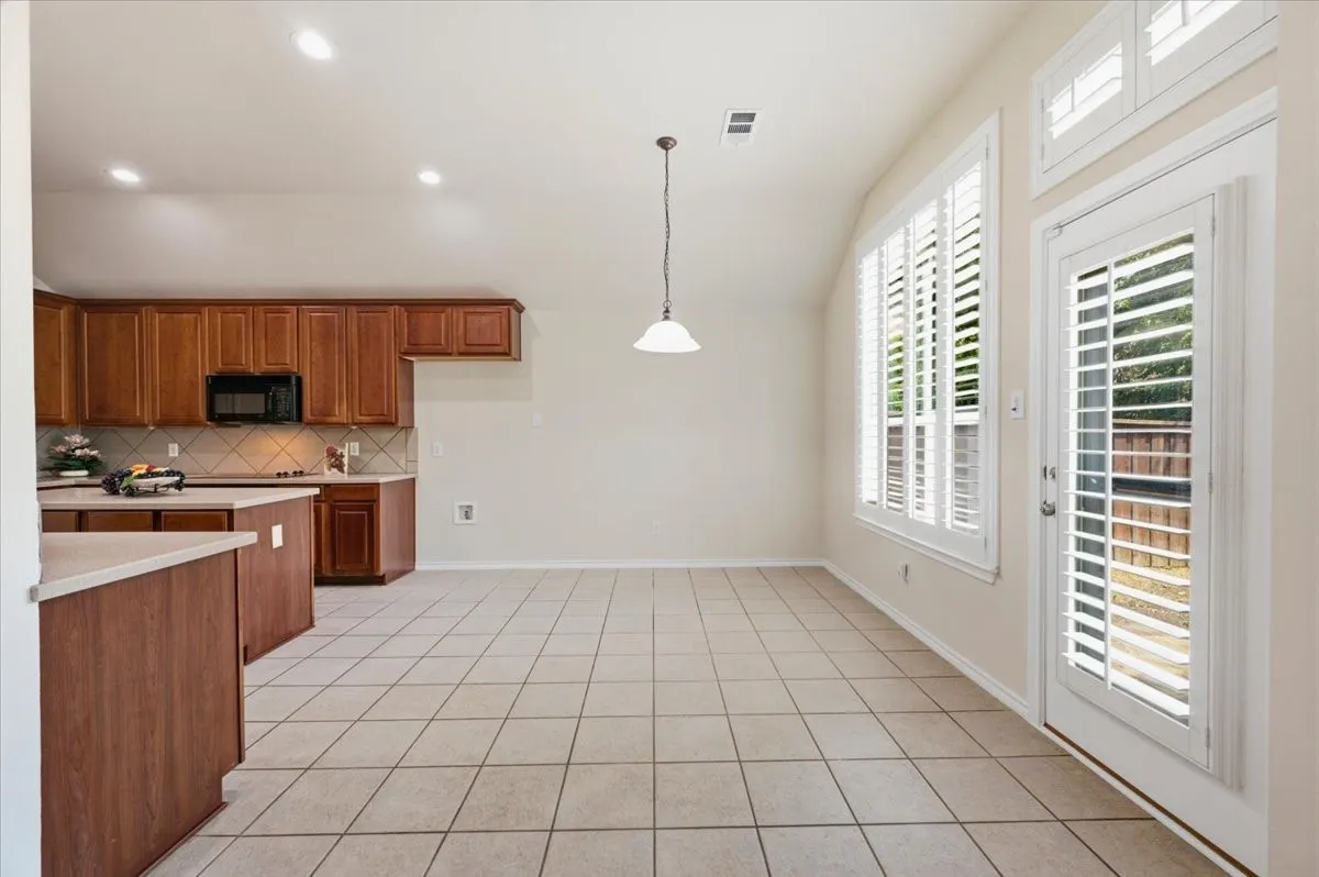 Single Family Residence For Sale in Tarrant County , 5907 Lantern Lane, Grand Prairie, Texas 75052, 3 Bedroom, 2 Bathroom, 2 Garage spaces, 2,497 Sqft, built in 2004, mls#21367610, Real Estate Agent in Grand Prairie, Homes For Sale in Tarrant county, Homes For Sale in Grand Prairie, Realtor in Grand Prairie Texas, Real Estate Brokerage Independent Realty Texas, Luminita Cordes Realtor