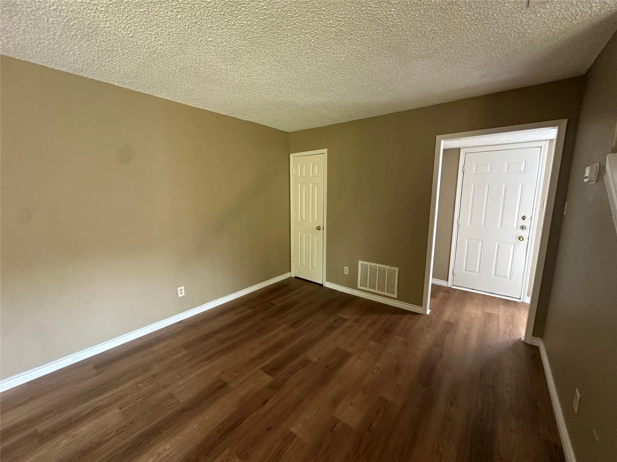 Townhouse For Rent in Collin County , 900 N Tennessee Street 1, Mc Kinney, Texas 75069, 3 Bedroom, 2 Bathroom, 1 Garage spaces, 1,134 Sqft, built in 1960, mls#21368473, Real Estate Agent in Mc Kinney, Homes For Rent in Collin county, Homes For Rent in Mc Kinney, Realtor in Mc Kinney Texas, Real Estate Brokerage Independent Realty Texas, Luminita Cordes Realtor