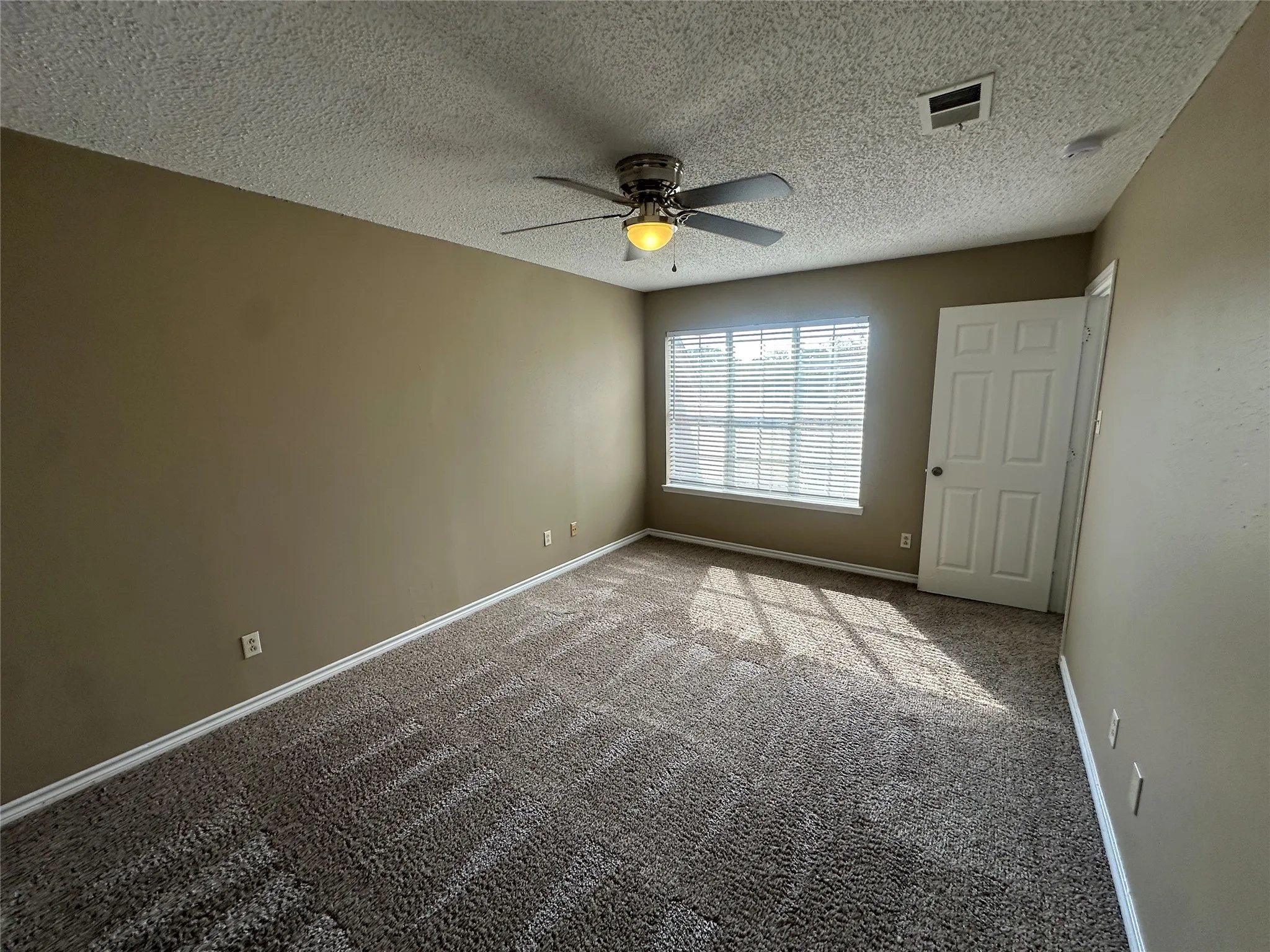 Townhouse For Rent in Collin County , 900 N Tennessee Street 1, Mc Kinney, Texas 75069, 3 Bedroom, 2 Bathroom, 1 Garage spaces, 1,134 Sqft, built in 1960, mls#21368473, Real Estate Agent in Mc Kinney, Homes For Rent in Collin county, Homes For Rent in Mc Kinney, Realtor in Mc Kinney Texas, Real Estate Brokerage Independent Realty Texas, Luminita Cordes Realtor