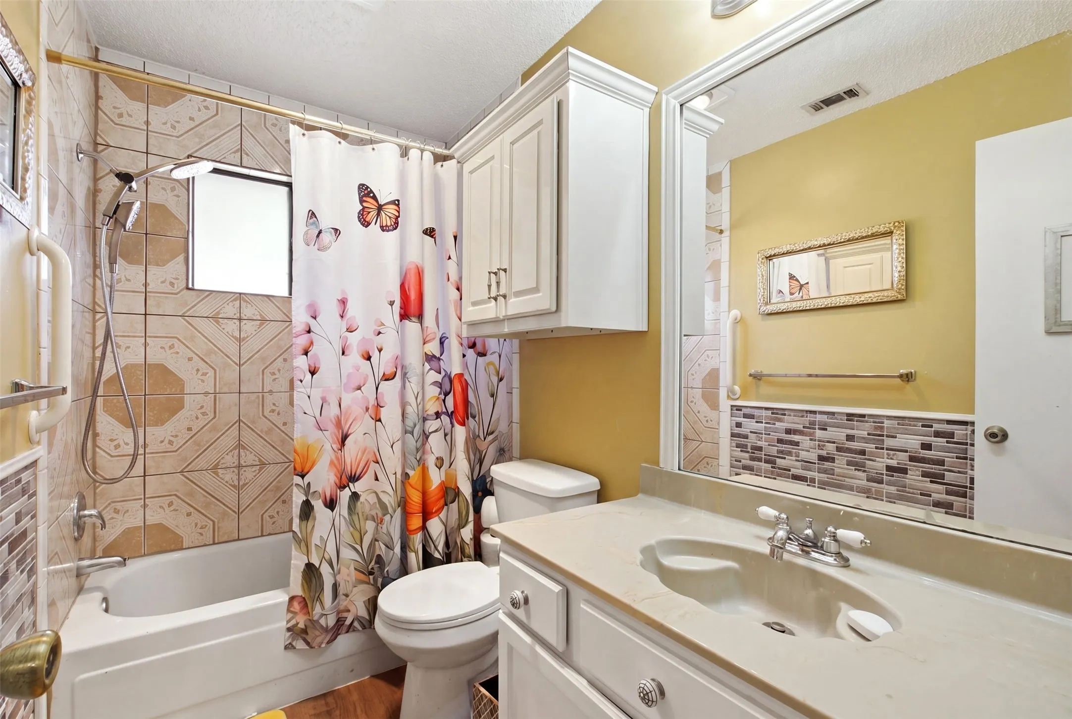 Single Family Residence For Sale in Tarrant County , 103 Caprock Drive, Arlington, Texas 76018, 3 Bedroom, 2 Bathroom, 2 Garage spaces, 1,136 Sqft, built in 1986, mls#21370533, Real Estate Agent in Arlington, Homes For Sale in Tarrant county, Homes For Sale in Arlington, Realtor in Arlington Texas, Real Estate Brokerage Independent Realty Texas, Luminita Cordes Realtor