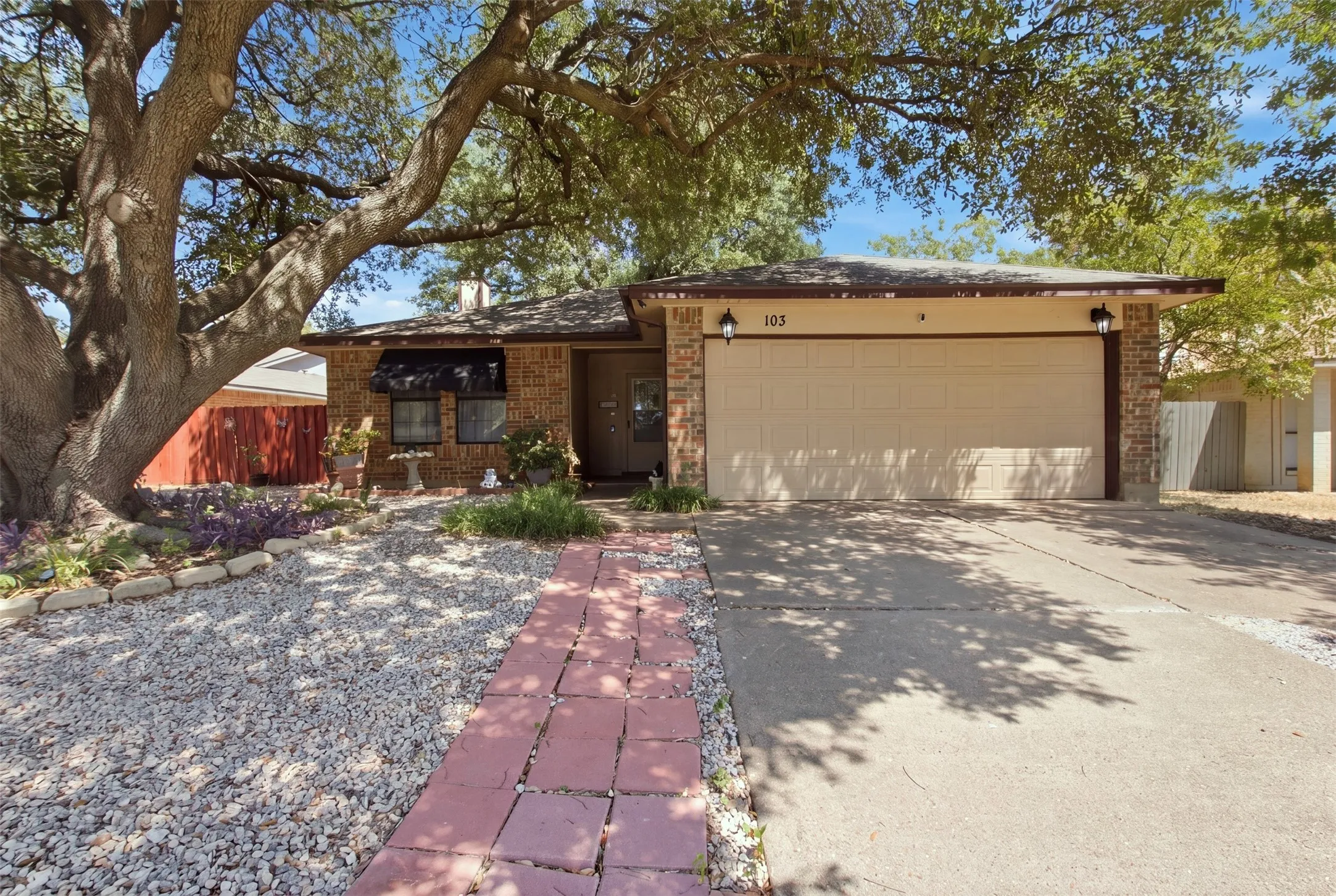 Single Family Residence For Sale in Tarrant County , 103 Caprock Drive, Arlington, Texas 76018, 3 Bedroom, 2 Bathroom, 2 Garage spaces, 1,136 Sqft, built in 1986, mls#21370533, Real Estate Agent in Arlington, Homes For Sale in Tarrant county, Homes For Sale in Arlington, Realtor in Arlington Texas, Real Estate Brokerage Independent Realty Texas, Luminita Cordes Realtor