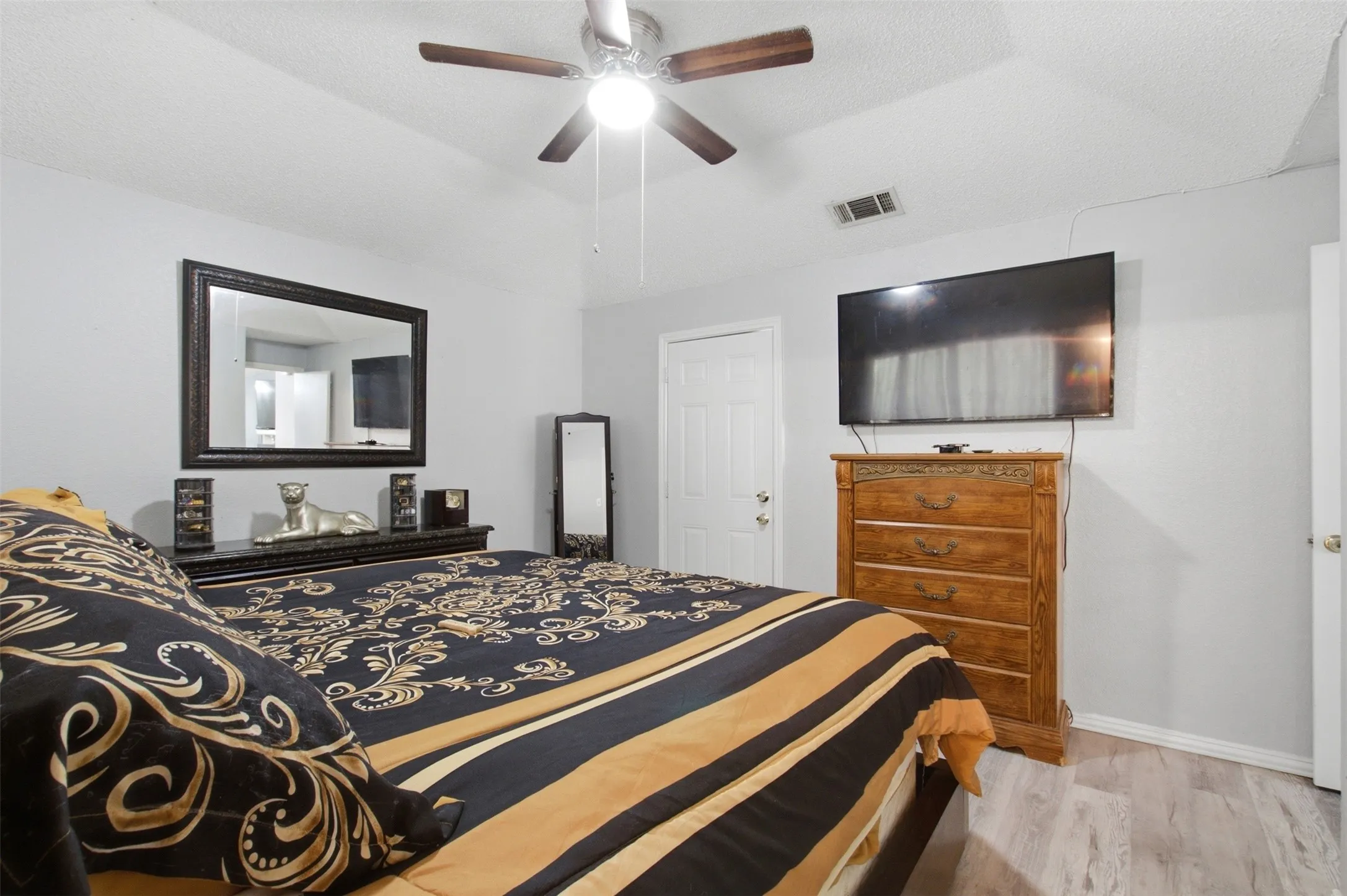 Single Family Residence For Sale in Tarrant County , 103 Caprock Drive, Arlington, Texas 76018, 3 Bedroom, 2 Bathroom, 2 Garage spaces, 1,136 Sqft, built in 1986, mls#21370533, Real Estate Agent in Arlington, Homes For Sale in Tarrant county, Homes For Sale in Arlington, Realtor in Arlington Texas, Real Estate Brokerage Independent Realty Texas, Luminita Cordes Realtor