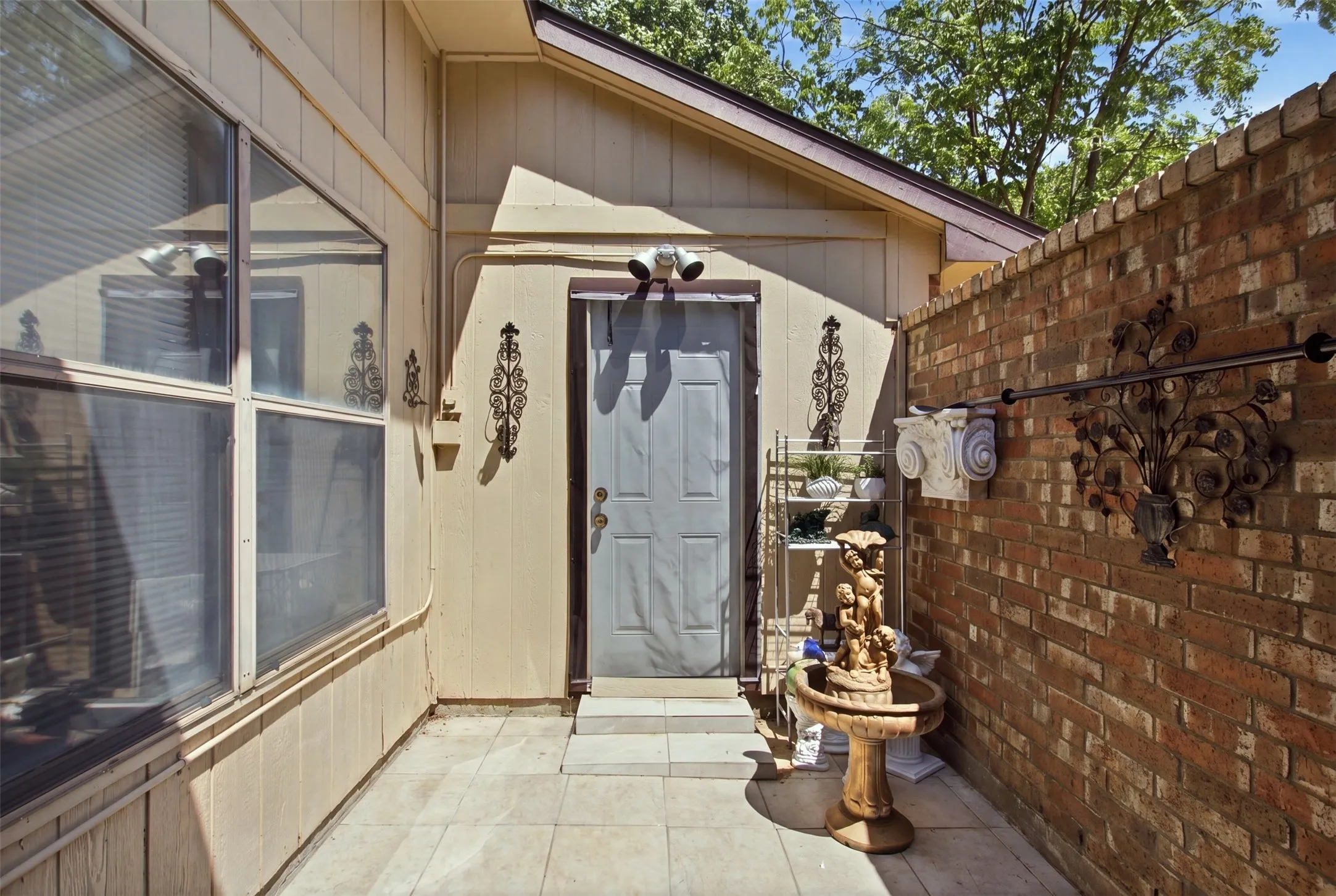 Single Family Residence For Sale in Tarrant County , 103 Caprock Drive, Arlington, Texas 76018, 3 Bedroom, 2 Bathroom, 2 Garage spaces, 1,136 Sqft, built in 1986, mls#21370533, Real Estate Agent in Arlington, Homes For Sale in Tarrant county, Homes For Sale in Arlington, Realtor in Arlington Texas, Real Estate Brokerage Independent Realty Texas, Luminita Cordes Realtor