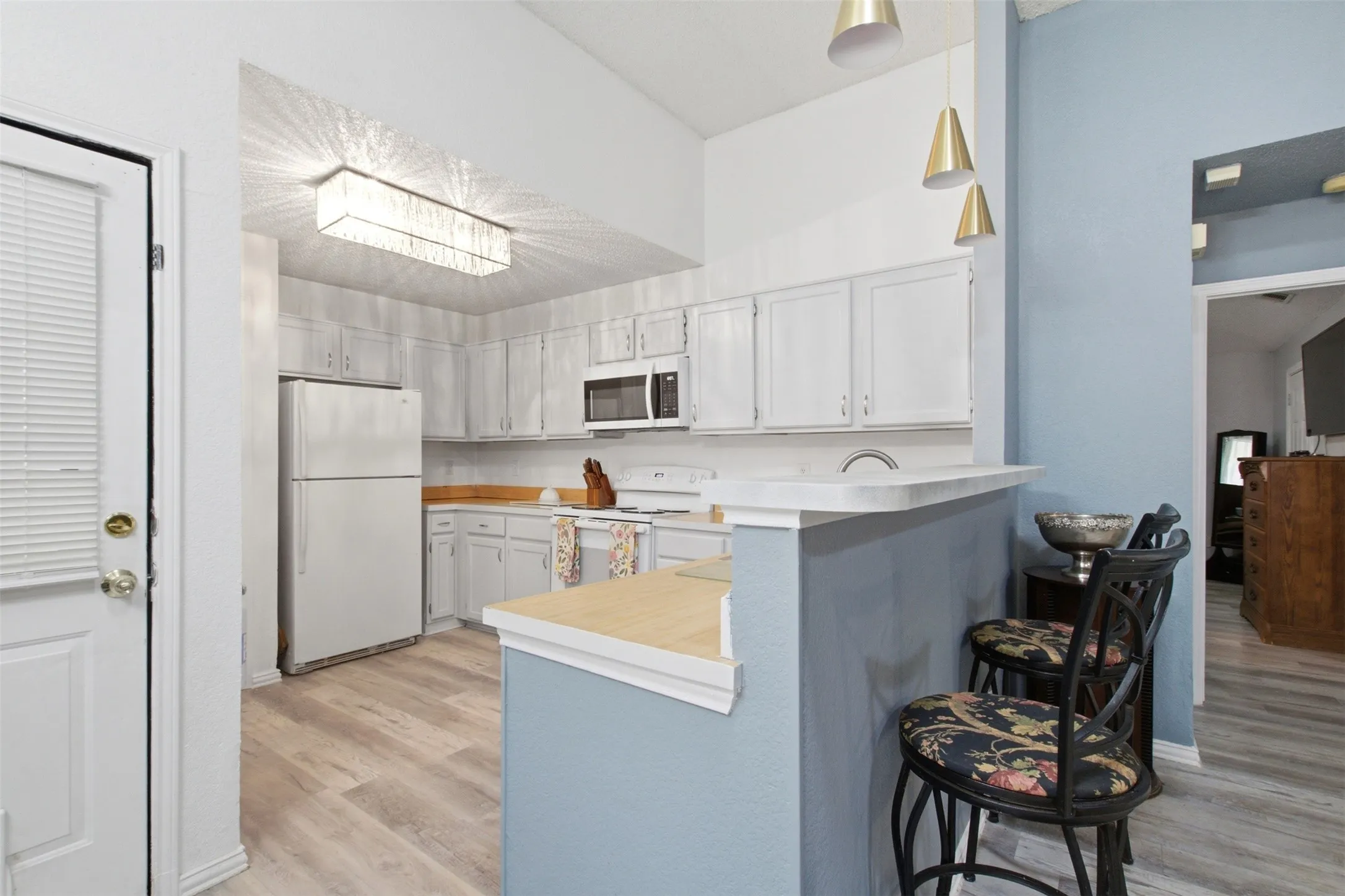 Single Family Residence For Sale in Tarrant County , 103 Caprock Drive, Arlington, Texas 76018, 3 Bedroom, 2 Bathroom, 2 Garage spaces, 1,136 Sqft, built in 1986, mls#21370533, Real Estate Agent in Arlington, Homes For Sale in Tarrant county, Homes For Sale in Arlington, Realtor in Arlington Texas, Real Estate Brokerage Independent Realty Texas, Luminita Cordes Realtor