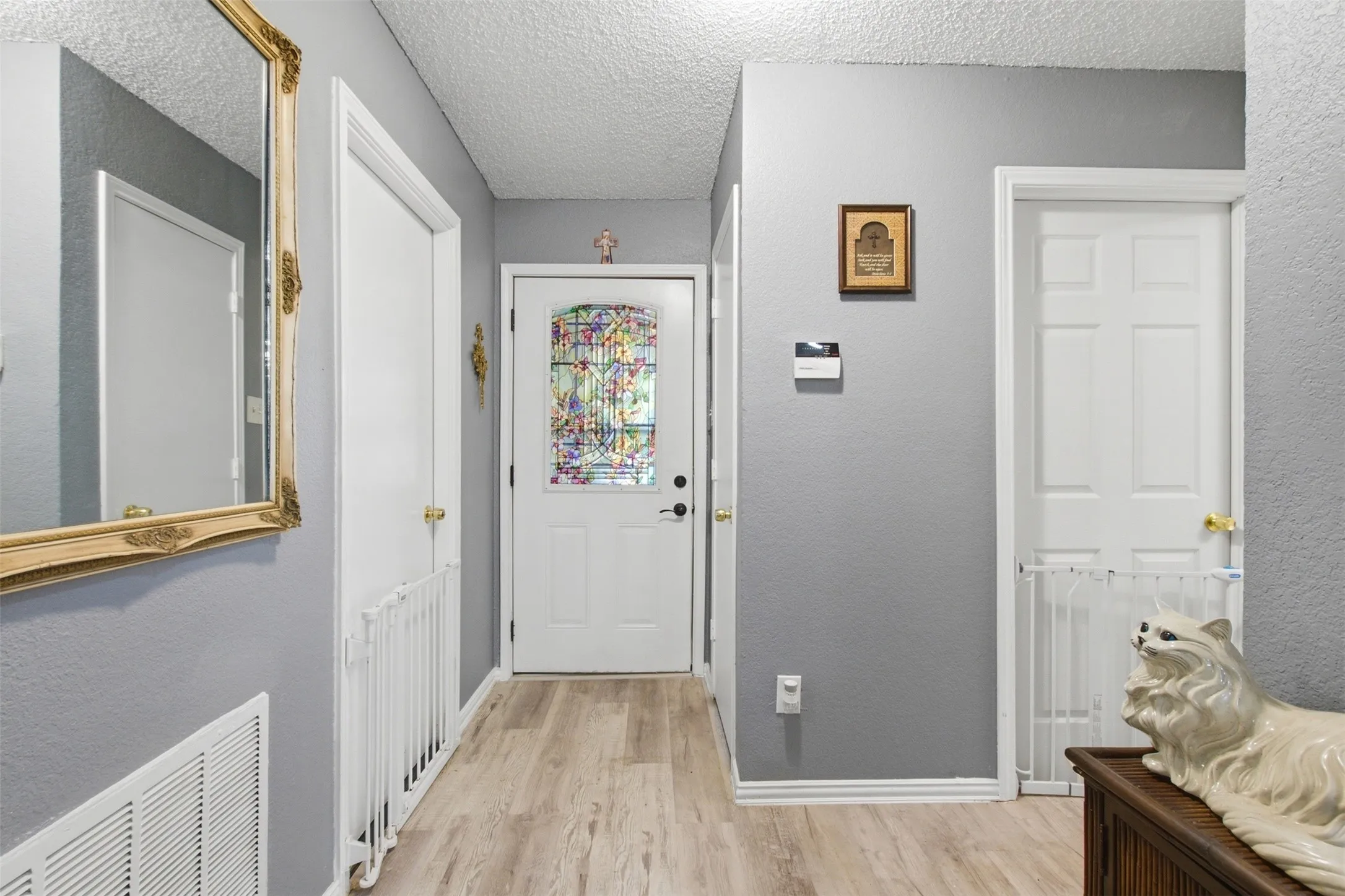 Single Family Residence For Sale in Tarrant County , 103 Caprock Drive, Arlington, Texas 76018, 3 Bedroom, 2 Bathroom, 2 Garage spaces, 1,136 Sqft, built in 1986, mls#21370533, Real Estate Agent in Arlington, Homes For Sale in Tarrant county, Homes For Sale in Arlington, Realtor in Arlington Texas, Real Estate Brokerage Independent Realty Texas, Luminita Cordes Realtor