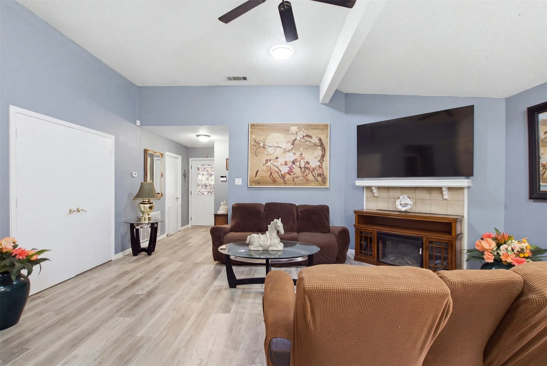 Single Family Residence For Sale in Tarrant County , 103 Caprock Drive, Arlington, Texas 76018, 3 Bedroom, 2 Bathroom, 2 Garage spaces, 1,136 Sqft, built in 1986, mls#21370533, Real Estate Agent in Arlington, Homes For Sale in Tarrant county, Homes For Sale in Arlington, Realtor in Arlington Texas, Real Estate Brokerage Independent Realty Texas, Luminita Cordes Realtor