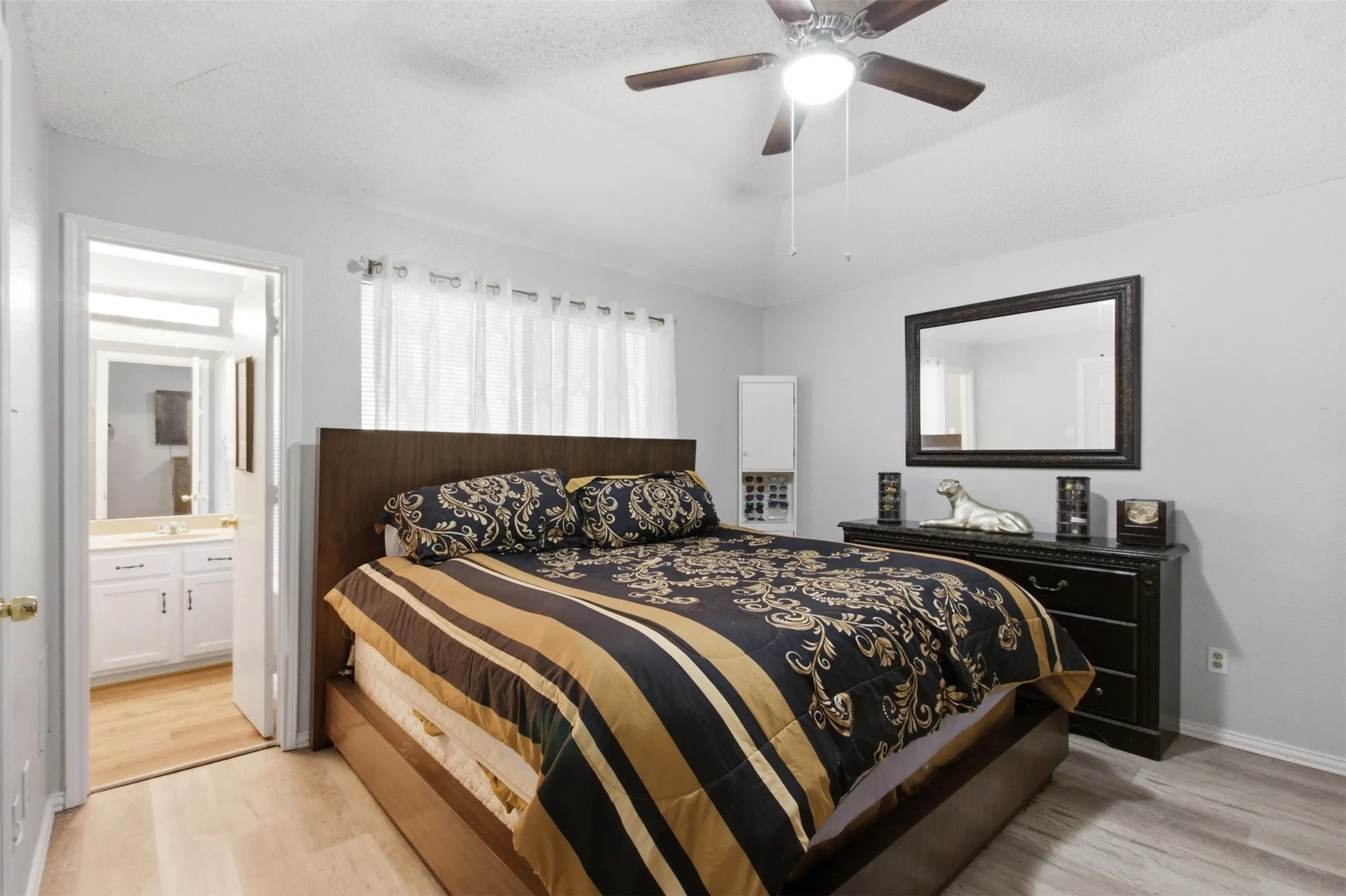 Single Family Residence For Sale in Tarrant County , 103 Caprock Drive, Arlington, Texas 76018, 3 Bedroom, 2 Bathroom, 2 Garage spaces, 1,136 Sqft, built in 1986, mls#21370533, Real Estate Agent in Arlington, Homes For Sale in Tarrant county, Homes For Sale in Arlington, Realtor in Arlington Texas, Real Estate Brokerage Independent Realty Texas, Luminita Cordes Realtor