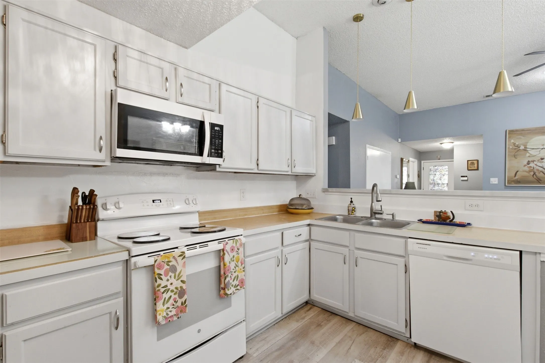 Single Family Residence For Sale in Tarrant County , 103 Caprock Drive, Arlington, Texas 76018, 3 Bedroom, 2 Bathroom, 2 Garage spaces, 1,136 Sqft, built in 1986, mls#21370533, Real Estate Agent in Arlington, Homes For Sale in Tarrant county, Homes For Sale in Arlington, Realtor in Arlington Texas, Real Estate Brokerage Independent Realty Texas, Luminita Cordes Realtor