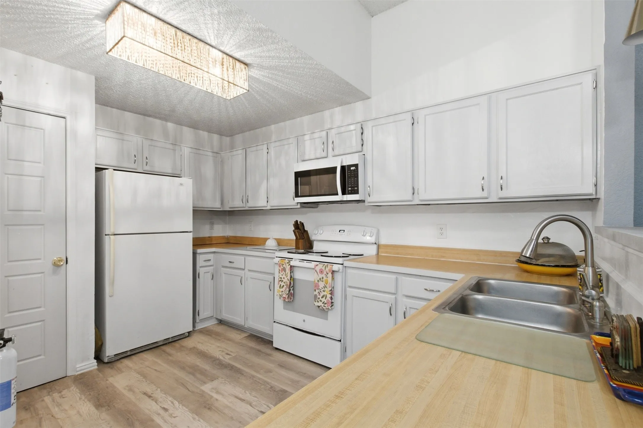 Single Family Residence For Sale in Tarrant County , 103 Caprock Drive, Arlington, Texas 76018, 3 Bedroom, 2 Bathroom, 2 Garage spaces, 1,136 Sqft, built in 1986, mls#21370533, Real Estate Agent in Arlington, Homes For Sale in Tarrant county, Homes For Sale in Arlington, Realtor in Arlington Texas, Real Estate Brokerage Independent Realty Texas, Luminita Cordes Realtor