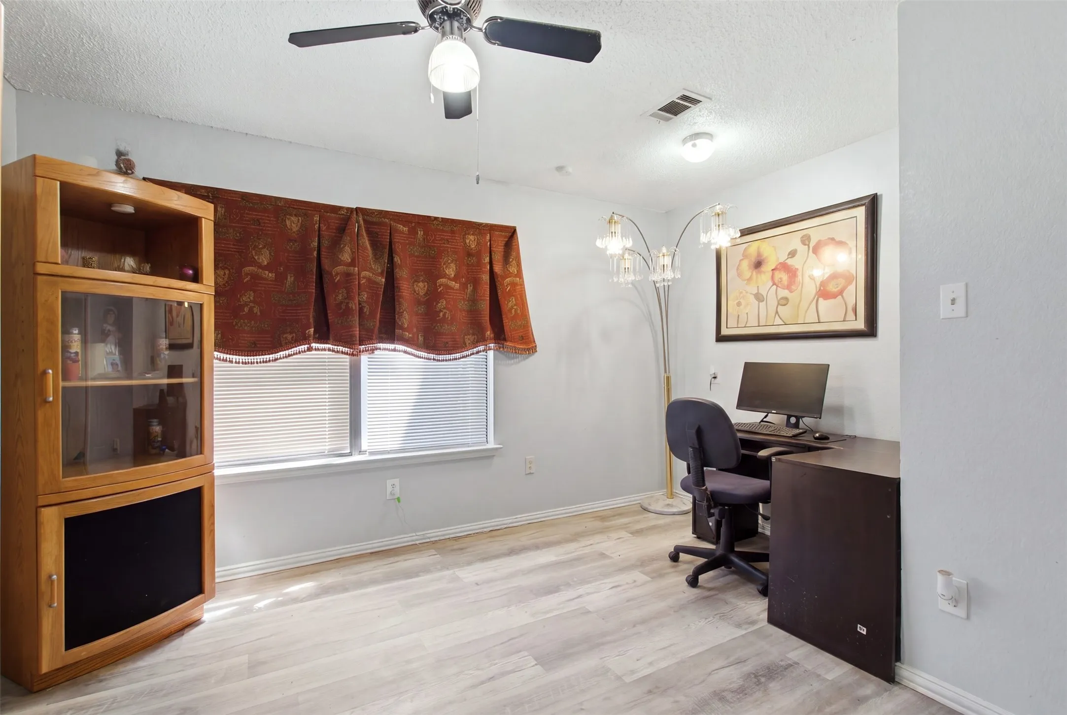 Single Family Residence For Sale in Tarrant County , 103 Caprock Drive, Arlington, Texas 76018, 3 Bedroom, 2 Bathroom, 2 Garage spaces, 1,136 Sqft, built in 1986, mls#21370533, Real Estate Agent in Arlington, Homes For Sale in Tarrant county, Homes For Sale in Arlington, Realtor in Arlington Texas, Real Estate Brokerage Independent Realty Texas, Luminita Cordes Realtor