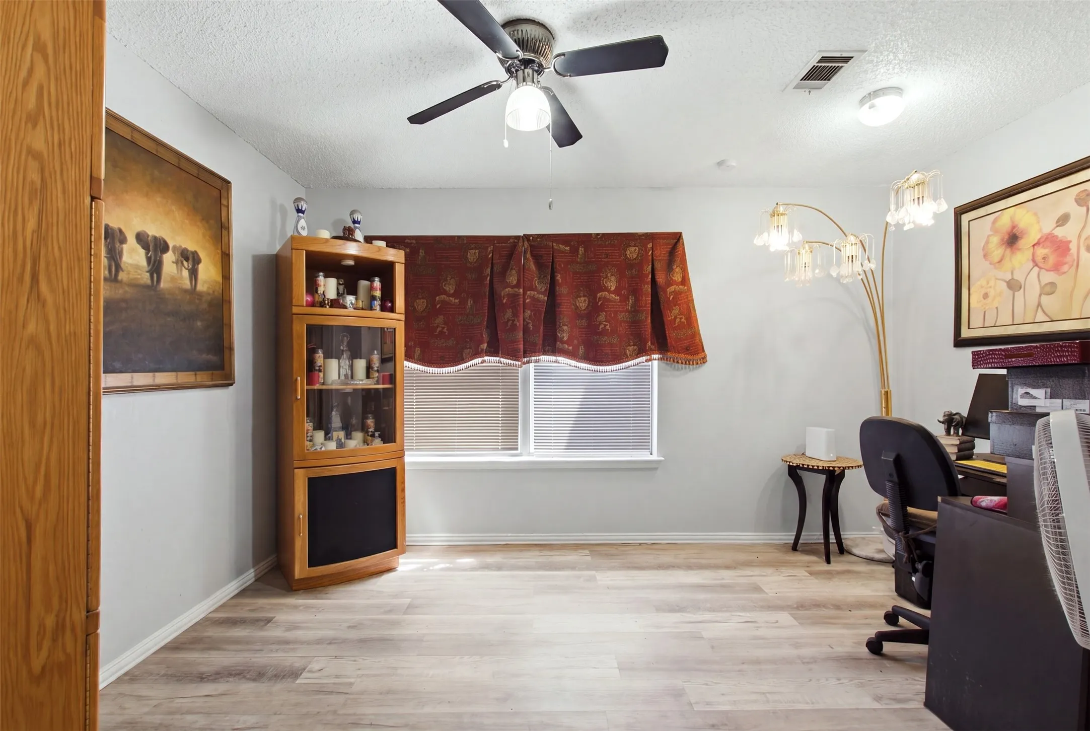 Single Family Residence For Sale in Tarrant County , 103 Caprock Drive, Arlington, Texas 76018, 3 Bedroom, 2 Bathroom, 2 Garage spaces, 1,136 Sqft, built in 1986, mls#21370533, Real Estate Agent in Arlington, Homes For Sale in Tarrant county, Homes For Sale in Arlington, Realtor in Arlington Texas, Real Estate Brokerage Independent Realty Texas, Luminita Cordes Realtor