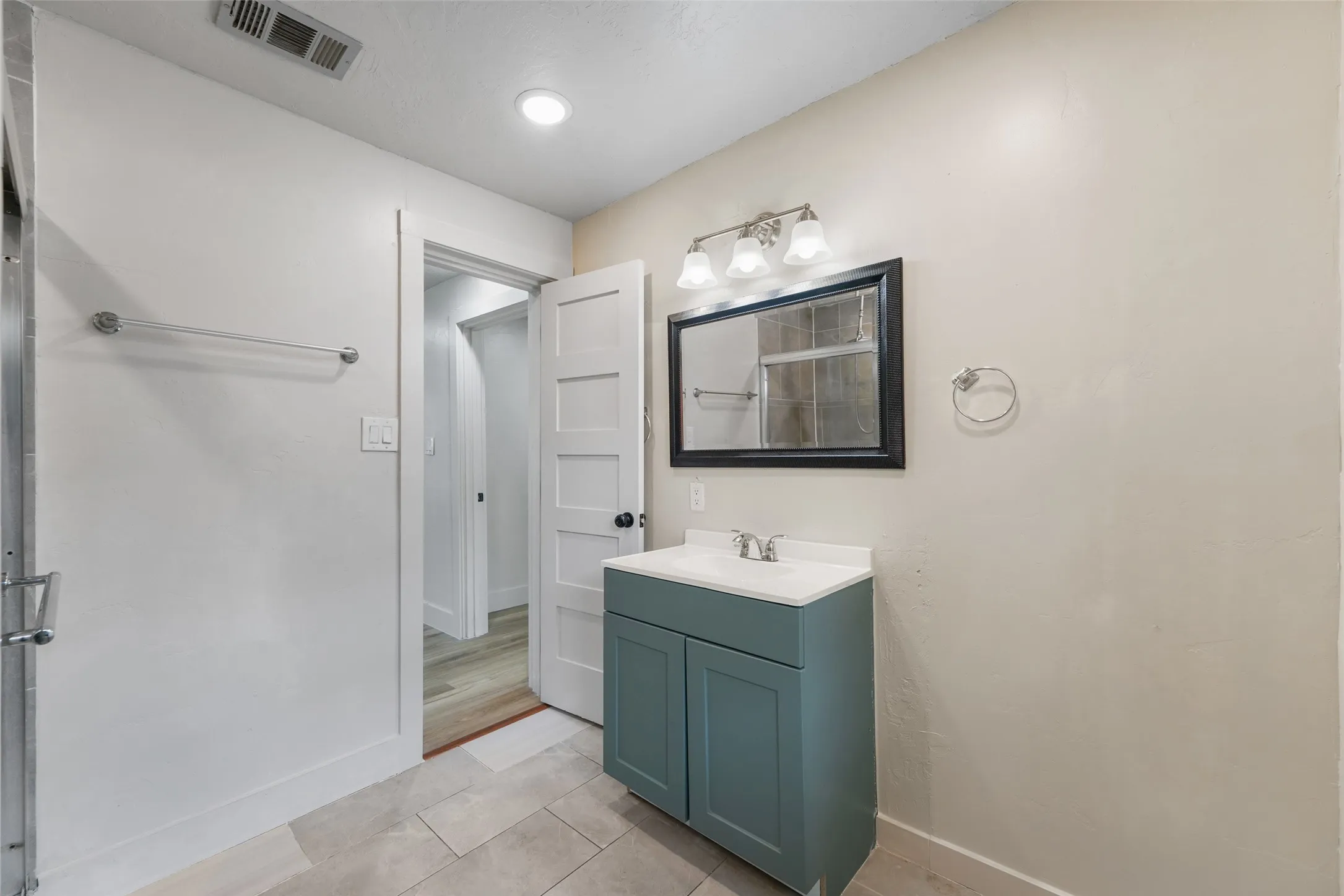 Single Family Residence For Sale in Tarrant County , 2520 Dell Street, Fort Worth, Texas 76111, 2 Bedroom, 3 Bathroom, Garage spaces, 1,000 Sqft, built in 1920, mls#21370537, Real Estate Agent in Fort Worth, Homes For Sale in Tarrant county, Homes For Sale in Fort Worth, Realtor in Fort Worth Texas, Real Estate Brokerage Independent Realty Texas, Luminita Cordes Realtor