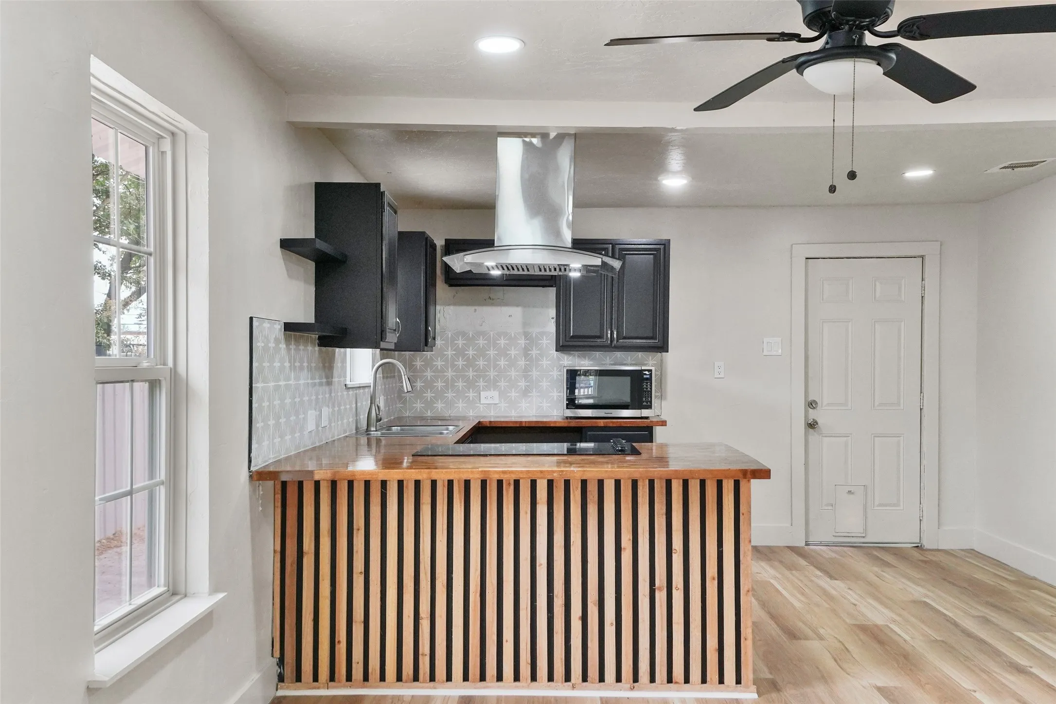 Single Family Residence For Sale in Tarrant County , 2520 Dell Street, Fort Worth, Texas 76111, 2 Bedroom, 3 Bathroom, Garage spaces, 1,000 Sqft, built in 1920, mls#21370537, Real Estate Agent in Fort Worth, Homes For Sale in Tarrant county, Homes For Sale in Fort Worth, Realtor in Fort Worth Texas, Real Estate Brokerage Independent Realty Texas, Luminita Cordes Realtor