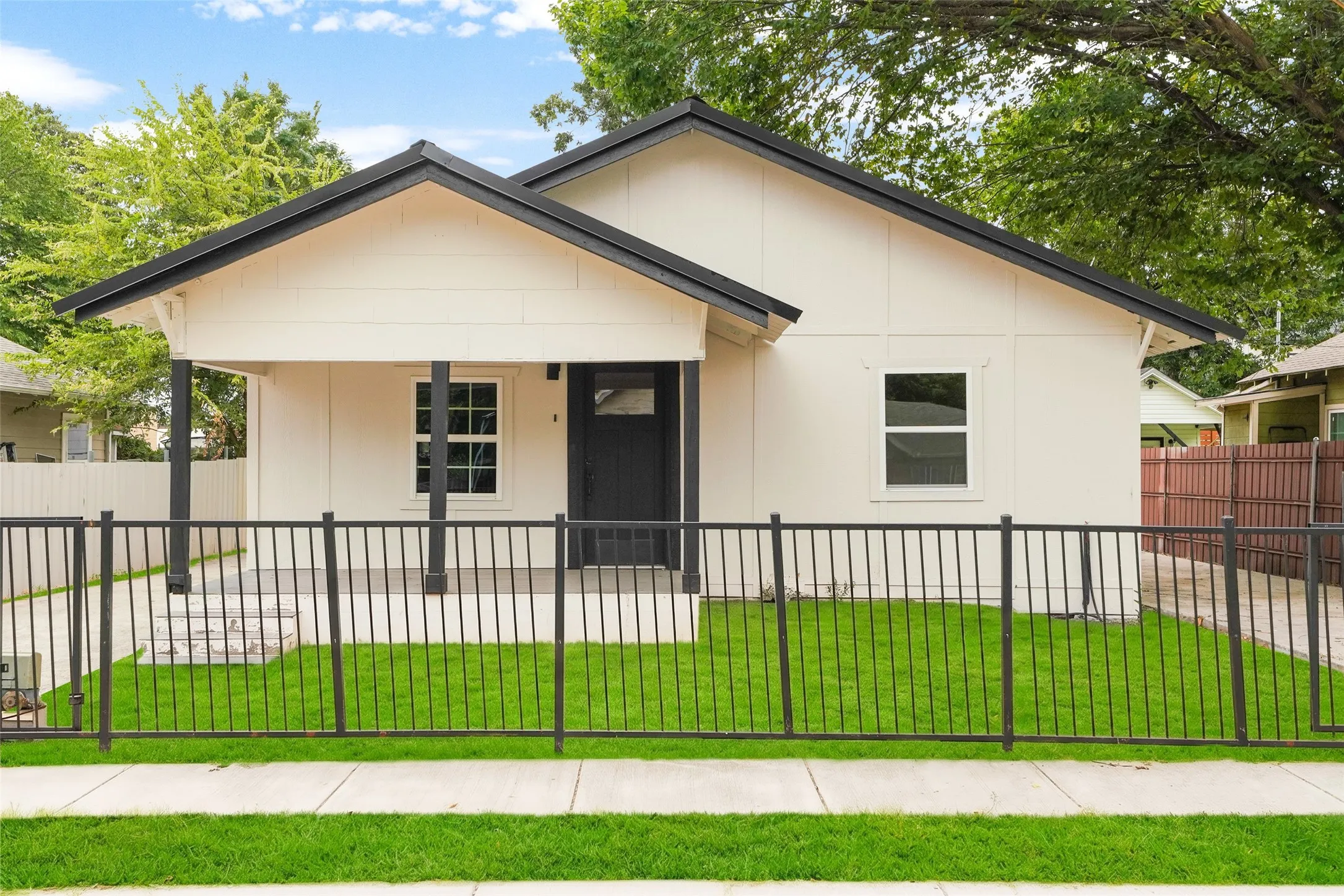 Single Family Residence For Sale in Tarrant County , 2520 Dell Street, Fort Worth, Texas 76111, 2 Bedroom, 3 Bathroom, Garage spaces, 1,000 Sqft, built in 1920, mls#21370537, Real Estate Agent in Fort Worth, Homes For Sale in Tarrant county, Homes For Sale in Fort Worth, Realtor in Fort Worth Texas, Real Estate Brokerage Independent Realty Texas, Luminita Cordes Realtor