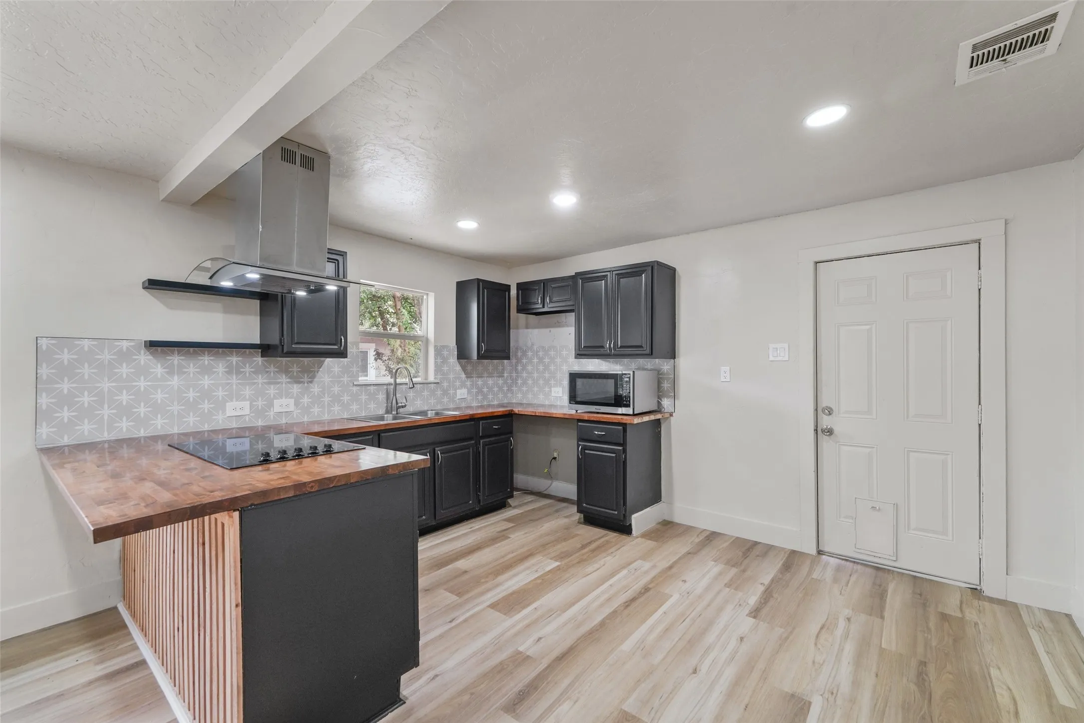 Single Family Residence For Sale in Tarrant County , 2520 Dell Street, Fort Worth, Texas 76111, 2 Bedroom, 3 Bathroom, Garage spaces, 1,000 Sqft, built in 1920, mls#21370537, Real Estate Agent in Fort Worth, Homes For Sale in Tarrant county, Homes For Sale in Fort Worth, Realtor in Fort Worth Texas, Real Estate Brokerage Independent Realty Texas, Luminita Cordes Realtor