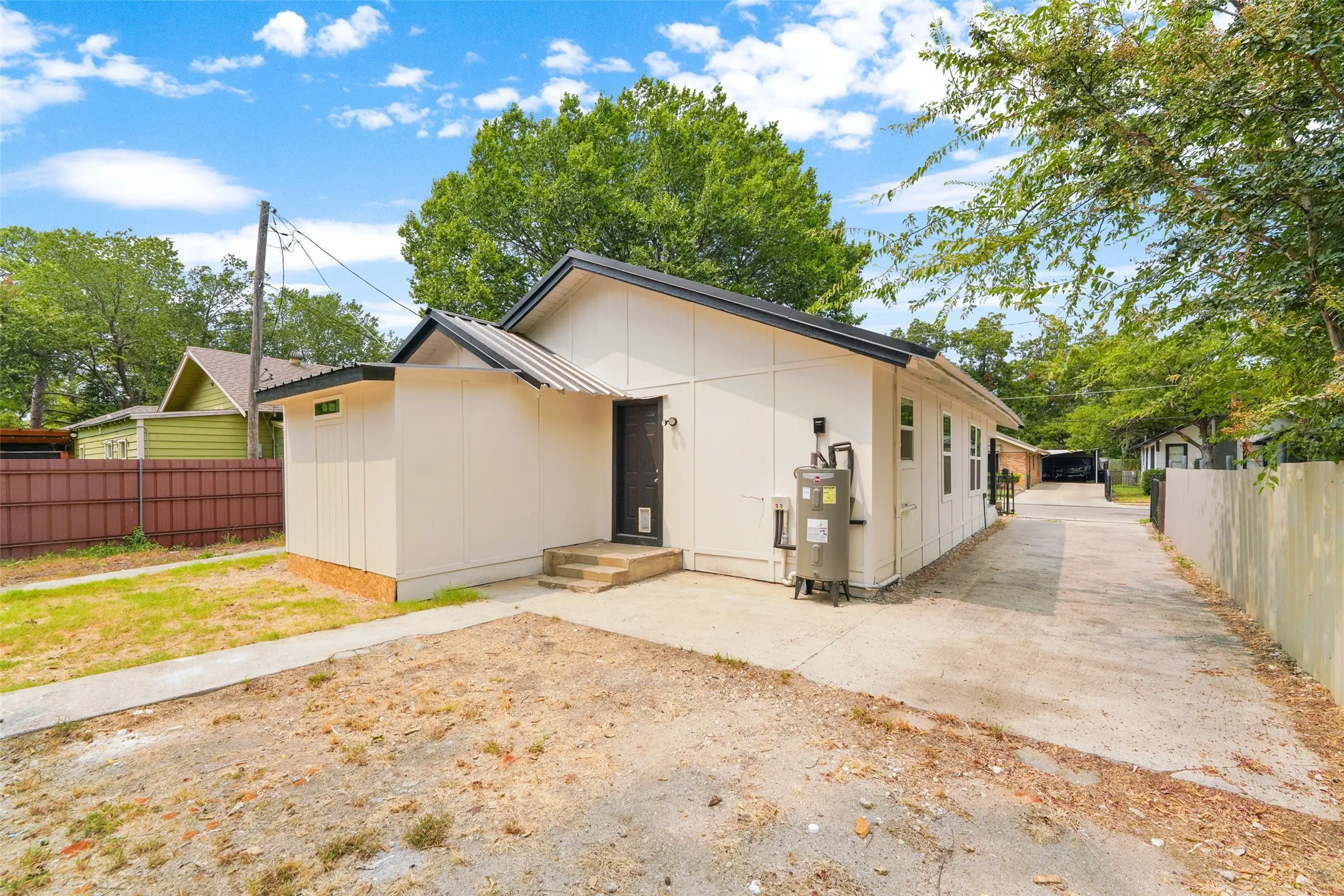 Single Family Residence For Sale in Tarrant County , 2520 Dell Street, Fort Worth, Texas 76111, 2 Bedroom, 3 Bathroom, Garage spaces, 1,000 Sqft, built in 1920, mls#21370537, Real Estate Agent in Fort Worth, Homes For Sale in Tarrant county, Homes For Sale in Fort Worth, Realtor in Fort Worth Texas, Real Estate Brokerage Independent Realty Texas, Luminita Cordes Realtor