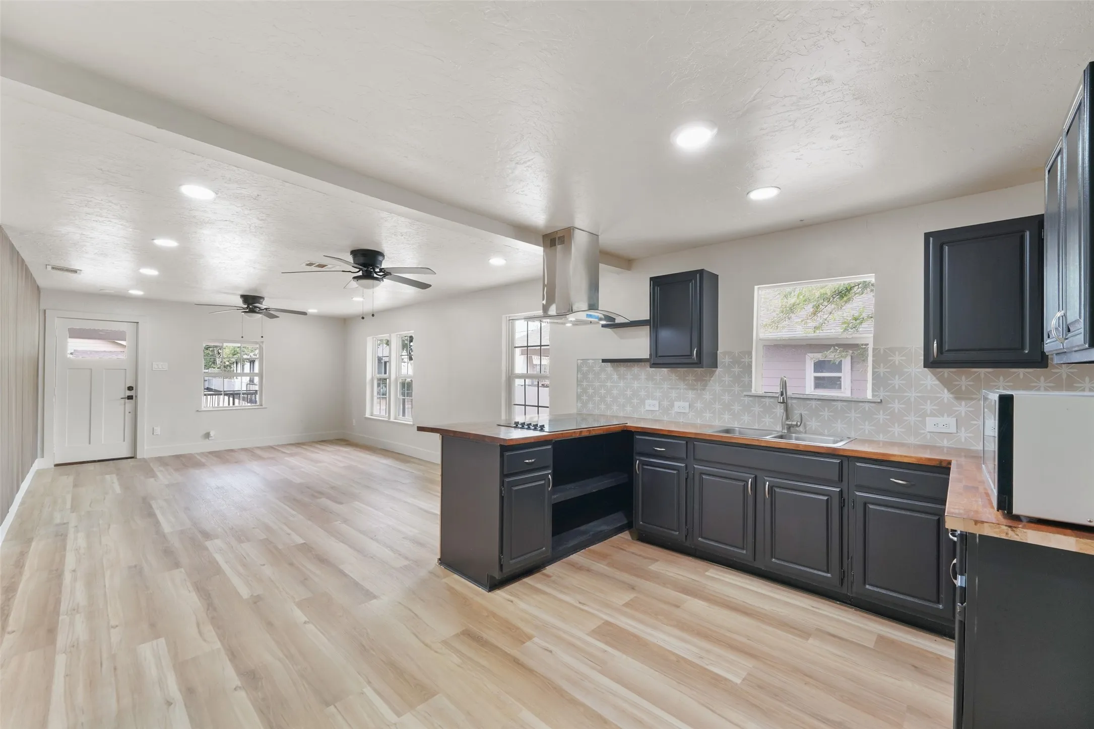 Single Family Residence For Sale in Tarrant County , 2520 Dell Street, Fort Worth, Texas 76111, 2 Bedroom, 3 Bathroom, Garage spaces, 1,000 Sqft, built in 1920, mls#21370537, Real Estate Agent in Fort Worth, Homes For Sale in Tarrant county, Homes For Sale in Fort Worth, Realtor in Fort Worth Texas, Real Estate Brokerage Independent Realty Texas, Luminita Cordes Realtor