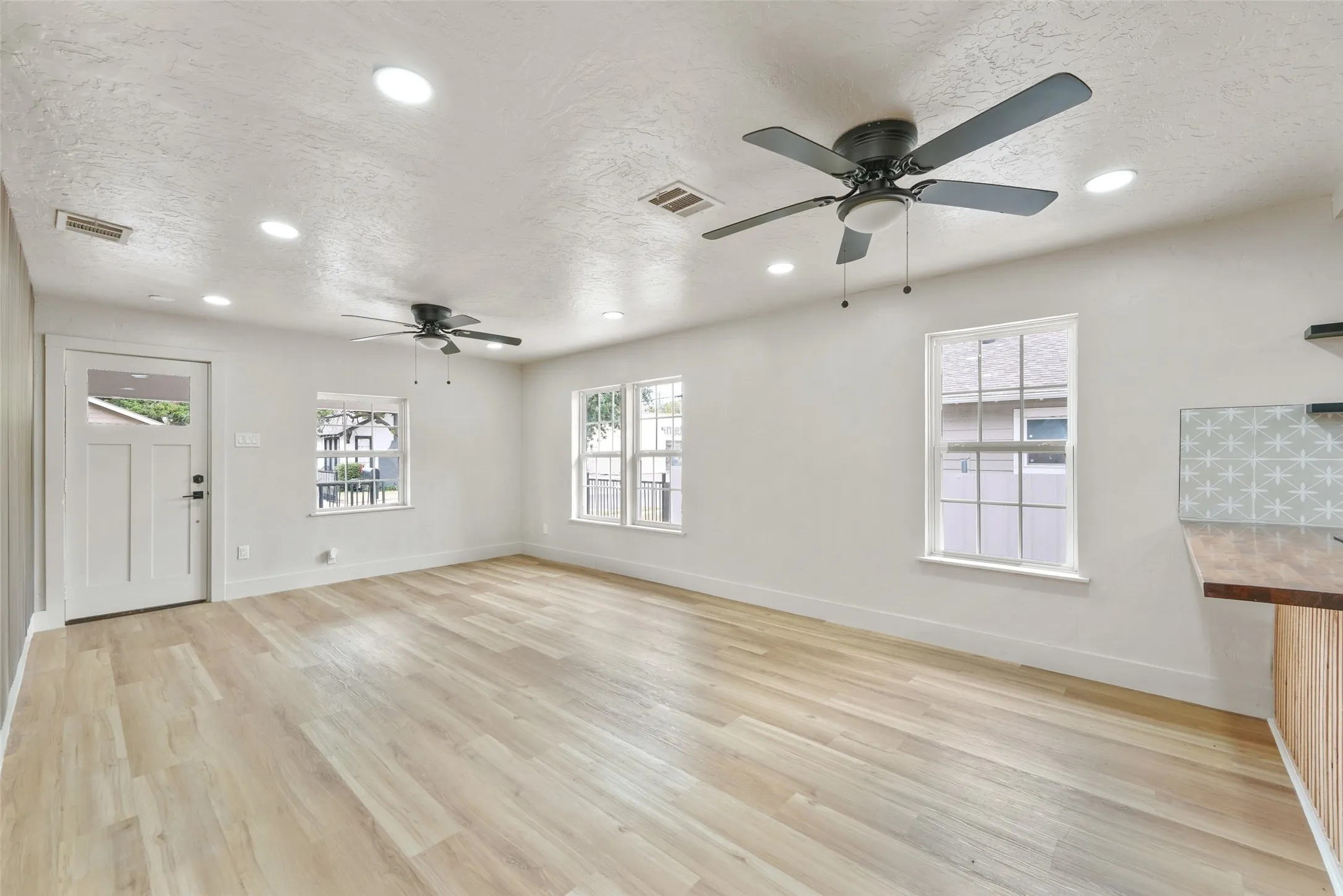 Single Family Residence For Sale in Tarrant County , 2520 Dell Street, Fort Worth, Texas 76111, 2 Bedroom, 3 Bathroom, Garage spaces, 1,000 Sqft, built in 1920, mls#21370537, Real Estate Agent in Fort Worth, Homes For Sale in Tarrant county, Homes For Sale in Fort Worth, Realtor in Fort Worth Texas, Real Estate Brokerage Independent Realty Texas, Luminita Cordes Realtor