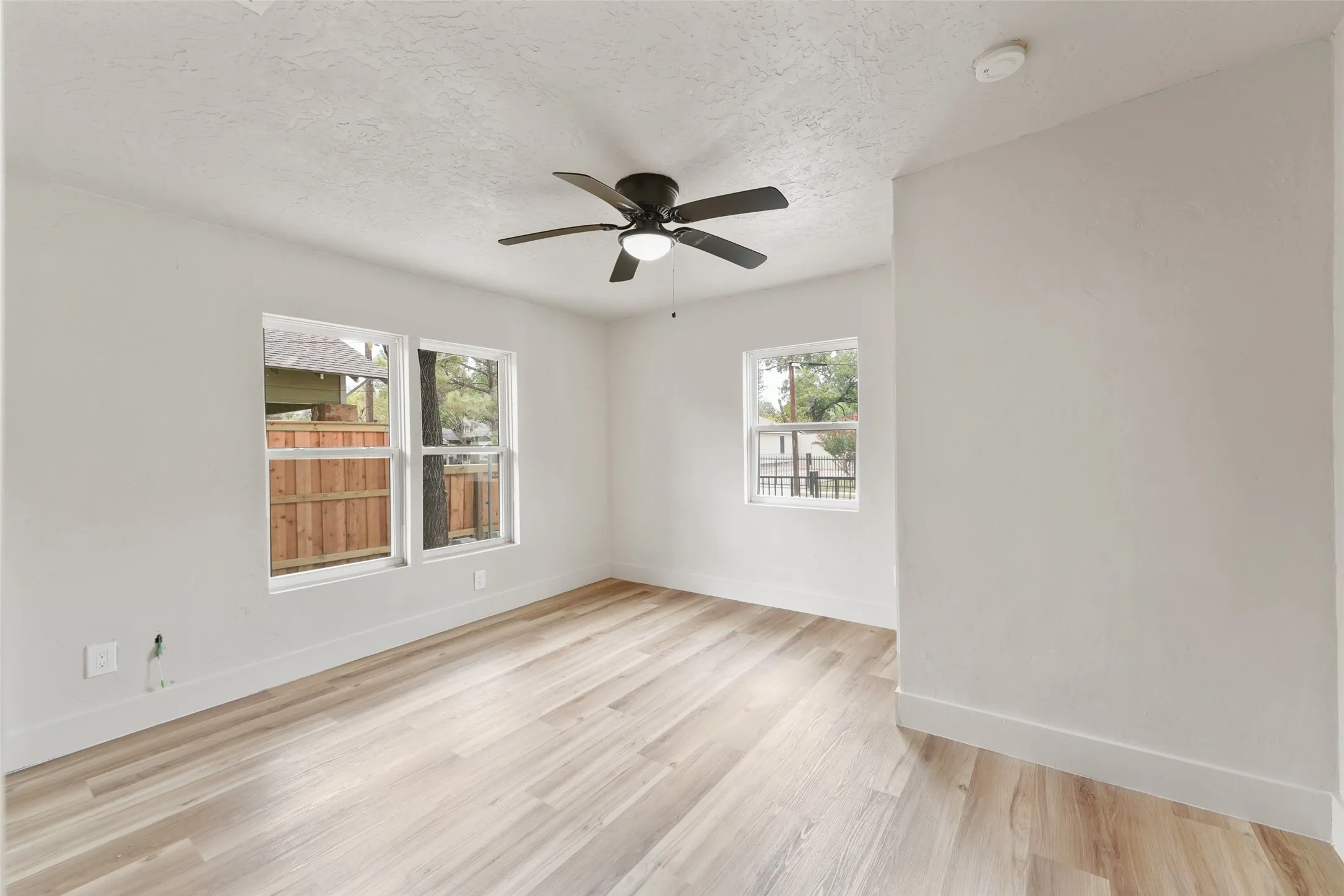 Single Family Residence For Sale in Tarrant County , 2520 Dell Street, Fort Worth, Texas 76111, 2 Bedroom, 3 Bathroom, Garage spaces, 1,000 Sqft, built in 1920, mls#21370537, Real Estate Agent in Fort Worth, Homes For Sale in Tarrant county, Homes For Sale in Fort Worth, Realtor in Fort Worth Texas, Real Estate Brokerage Independent Realty Texas, Luminita Cordes Realtor