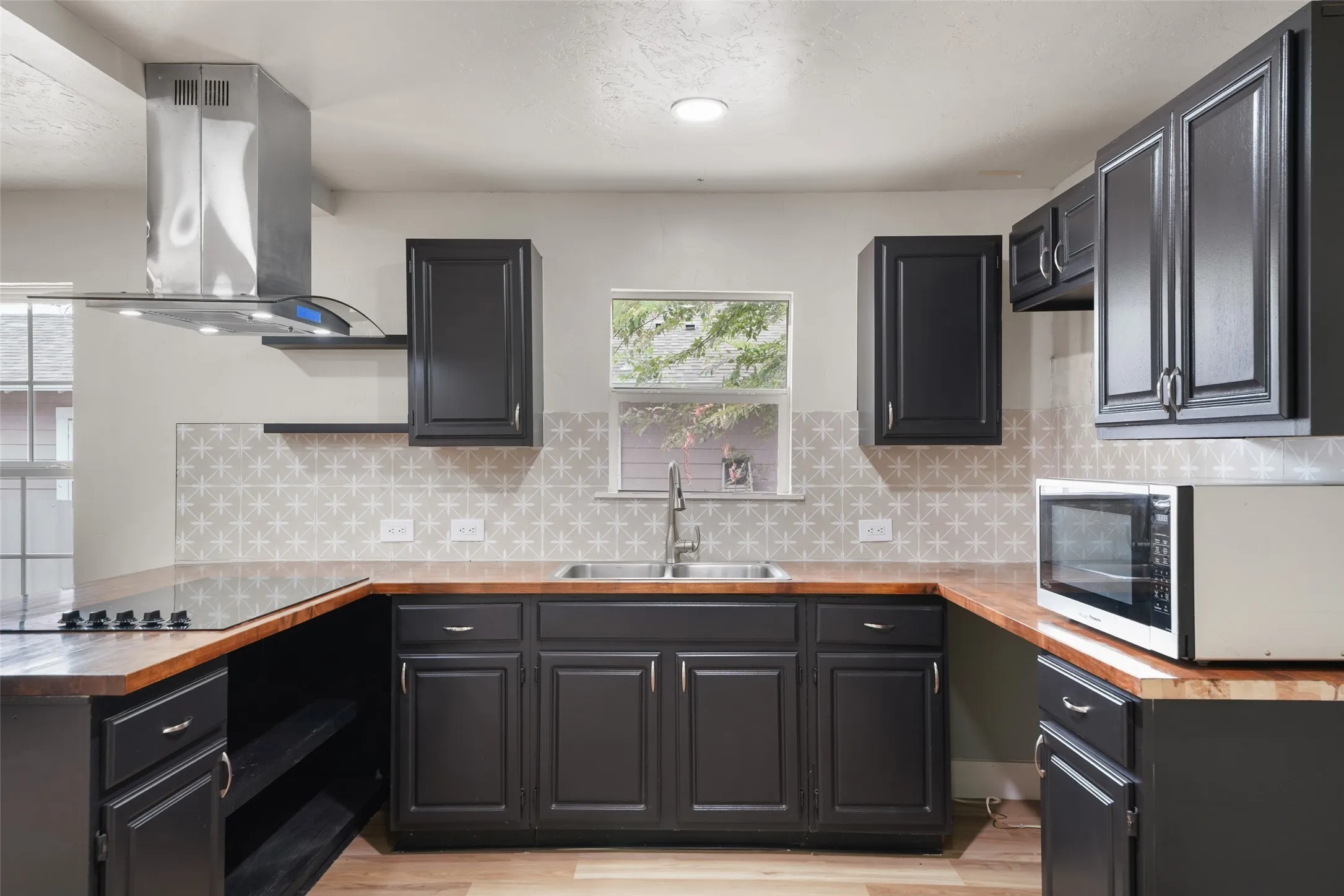 Single Family Residence For Sale in Tarrant County , 2520 Dell Street, Fort Worth, Texas 76111, 2 Bedroom, 3 Bathroom, Garage spaces, 1,000 Sqft, built in 1920, mls#21370537, Real Estate Agent in Fort Worth, Homes For Sale in Tarrant county, Homes For Sale in Fort Worth, Realtor in Fort Worth Texas, Real Estate Brokerage Independent Realty Texas, Luminita Cordes Realtor