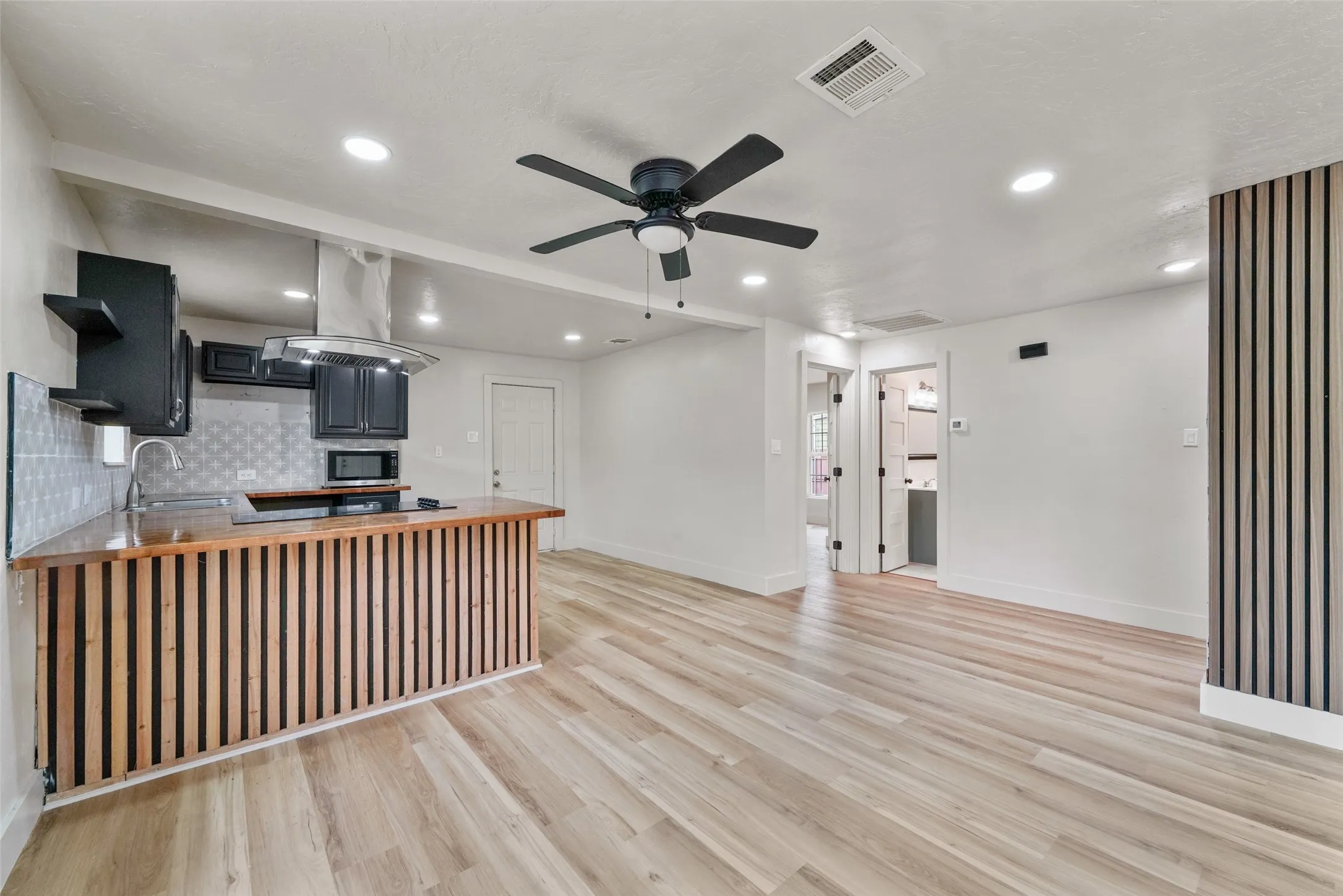 Single Family Residence For Sale in Tarrant County , 2520 Dell Street, Fort Worth, Texas 76111, 2 Bedroom, 3 Bathroom, Garage spaces, 1,000 Sqft, built in 1920, mls#21370537, Real Estate Agent in Fort Worth, Homes For Sale in Tarrant county, Homes For Sale in Fort Worth, Realtor in Fort Worth Texas, Real Estate Brokerage Independent Realty Texas, Luminita Cordes Realtor
