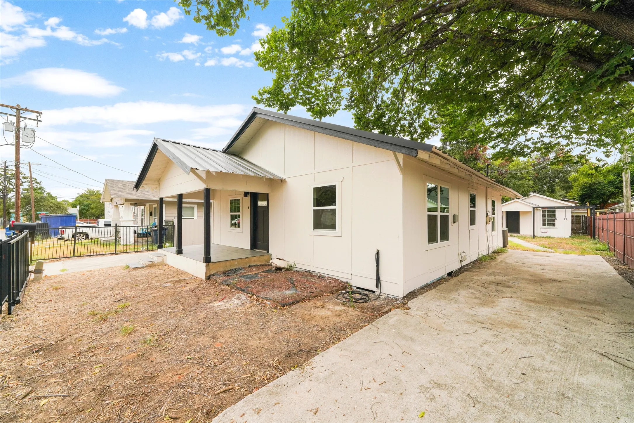 Single Family Residence For Sale in Tarrant County , 2520 Dell Street, Fort Worth, Texas 76111, 2 Bedroom, 3 Bathroom, Garage spaces, 1,000 Sqft, built in 1920, mls#21370537, Real Estate Agent in Fort Worth, Homes For Sale in Tarrant county, Homes For Sale in Fort Worth, Realtor in Fort Worth Texas, Real Estate Brokerage Independent Realty Texas, Luminita Cordes Realtor