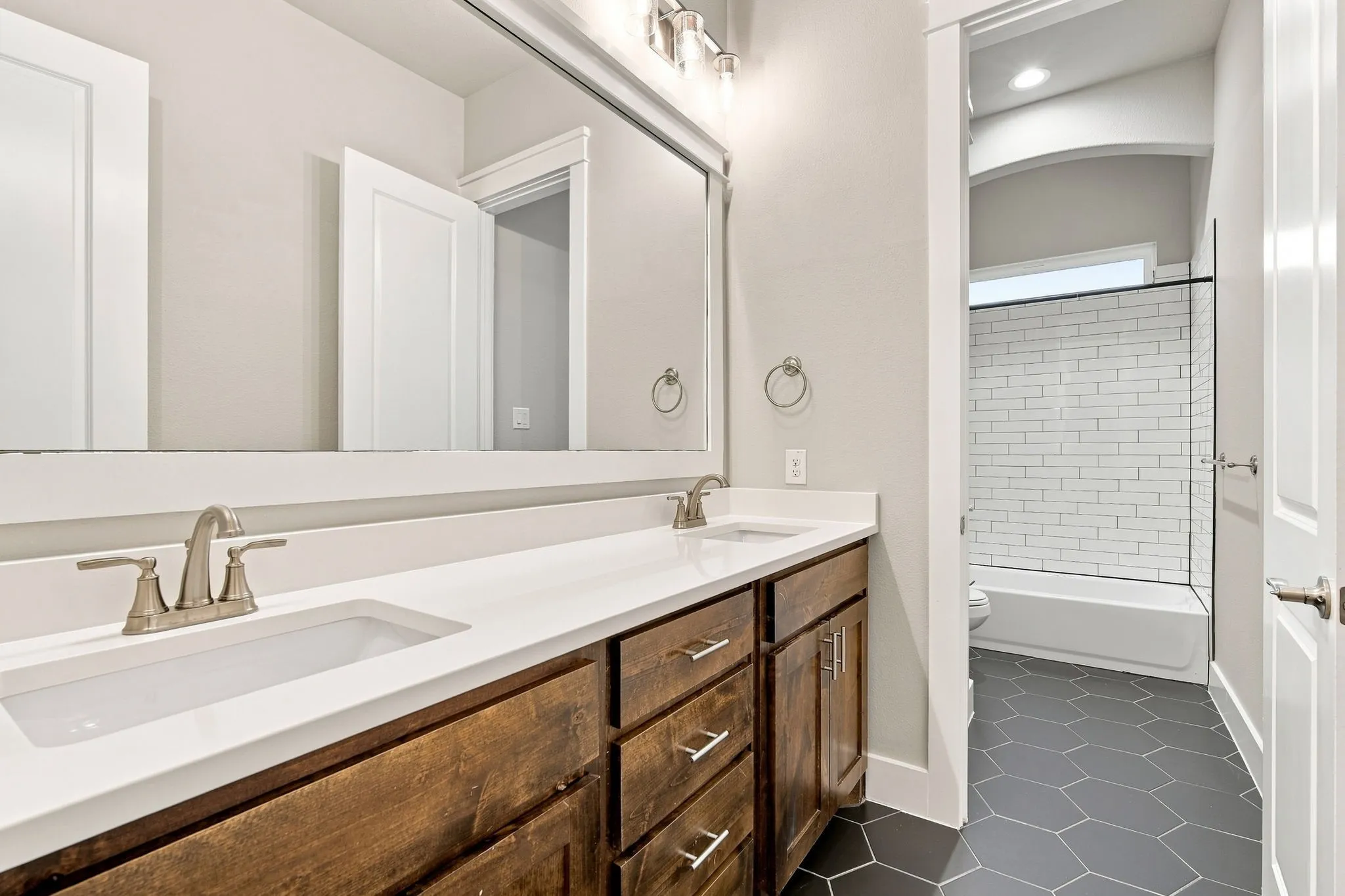 Single Family Residence For Sale in Ellis County , 400 Dove Meadow Trail, Waxahachie, Texas 75167, 4 Bedroom, 3 Bathroom, 3 Garage spaces, 3,217 Sqft, built in 2021, mls#21368181, Real Estate Agent in Waxahachie, Homes For Sale in Ellis county, Homes For Sale in Waxahachie, Realtor in Waxahachie Texas, Real Estate Brokerage Independent Realty Texas, Luminita Cordes Realtor