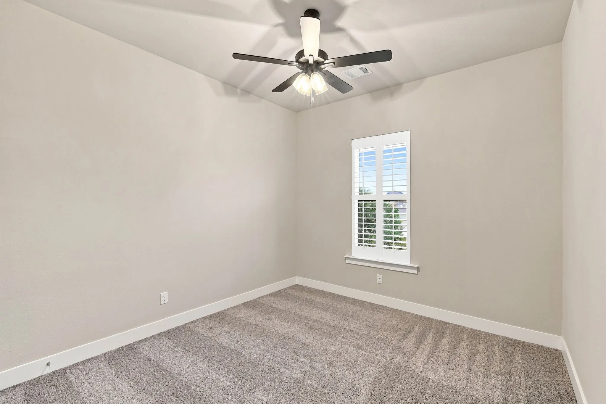 Single Family Residence For Sale in Ellis County , 400 Dove Meadow Trail, Waxahachie, Texas 75167, 4 Bedroom, 3 Bathroom, 3 Garage spaces, 3,217 Sqft, built in 2021, mls#21368181, Real Estate Agent in Waxahachie, Homes For Sale in Ellis county, Homes For Sale in Waxahachie, Realtor in Waxahachie Texas, Real Estate Brokerage Independent Realty Texas, Luminita Cordes Realtor
