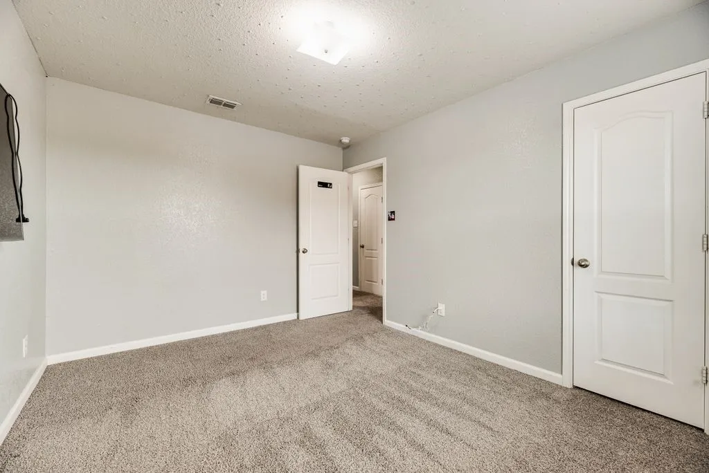 Neutral gray wall finish