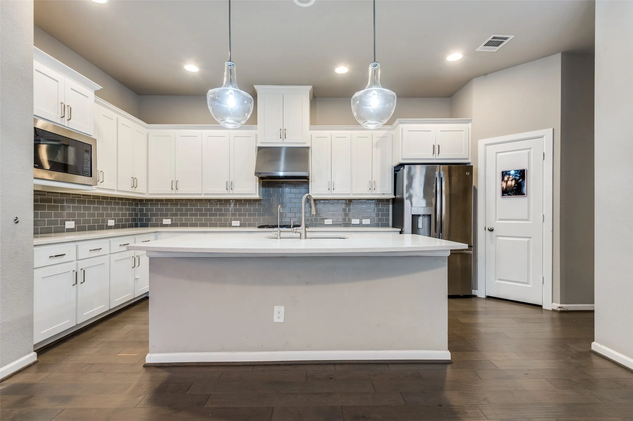 Single Family Residence For Rent in Dallas County , 6739 Palo Duro Drive, Irving, Texas 75063, 4 Bedroom, 4 Bathroom, 2 Garage spaces, 3,054 Sqft, built in 2017, mls#21341252, Real Estate Agent in Irving, Homes For Rent in Dallas county, Homes For Rent in Irving, Realtor in Irving Texas, Real Estate Brokerage Independent Realty Texas, Luminita Cordes Realtor