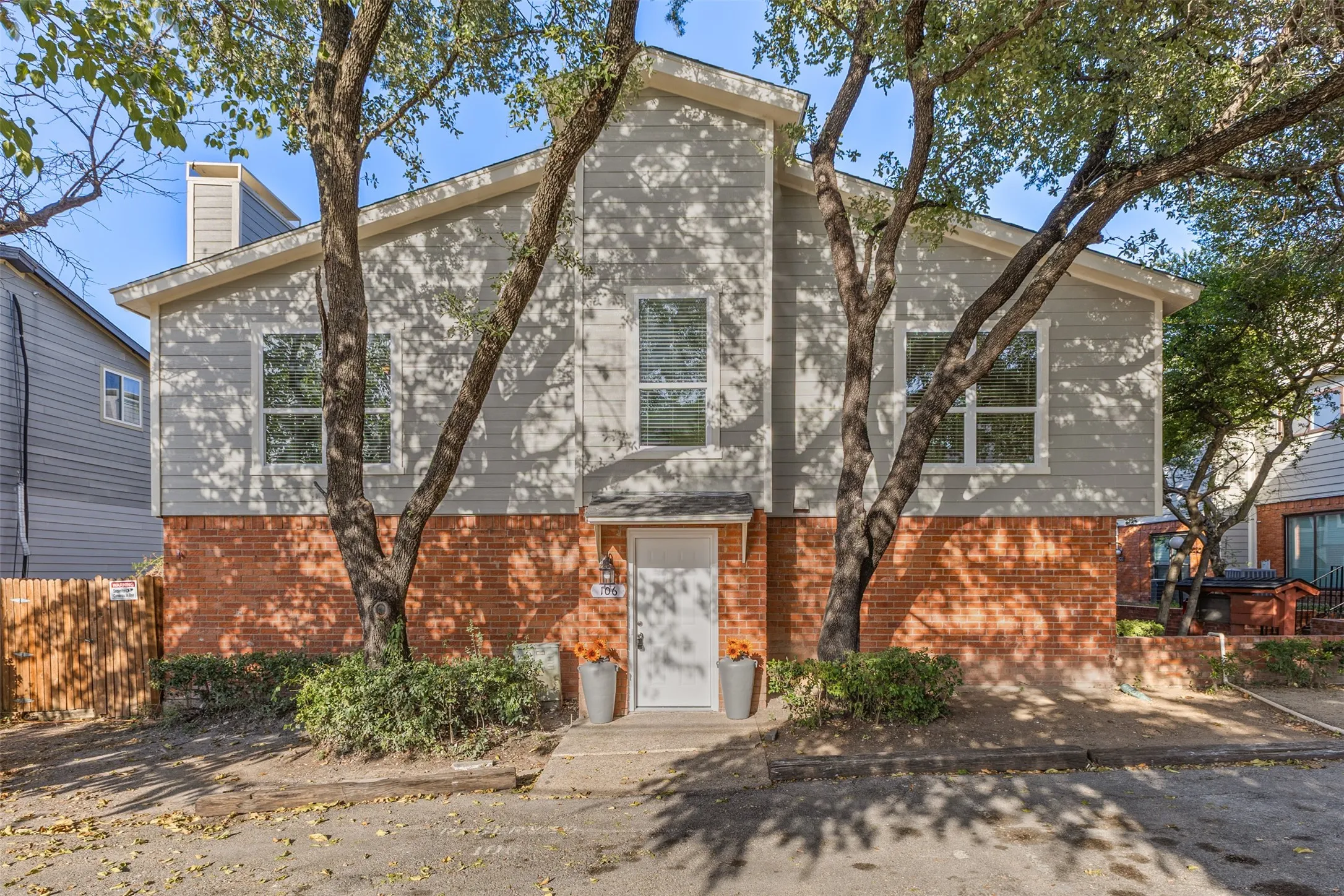 Condominium For Sale in Dallas County , 6738 Eastridge Drive 106, Dallas, Texas 75231, 2 Bedroom, 2 Bathroom, 2 Garage spaces, 1,282 Sqft, built in 1979, mls#21370015, Real Estate Agent in Dallas, Homes For Sale in Dallas county, Homes For Sale in Dallas, Realtor in Dallas Texas, Real Estate Brokerage Independent Realty Texas, Luminita Cordes Realtor