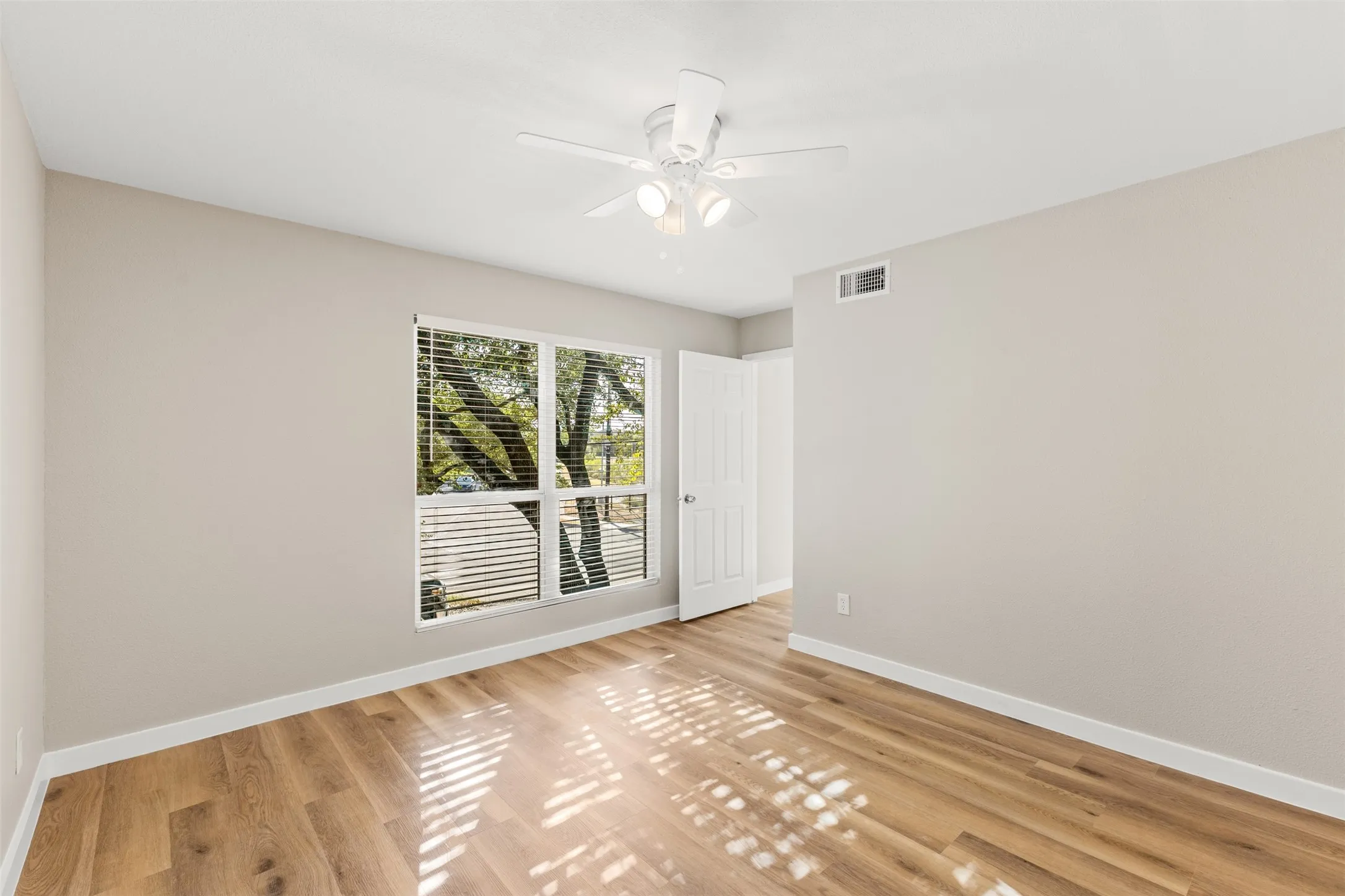 Condominium For Sale in Dallas County , 6738 Eastridge Drive 106, Dallas, Texas 75231, 2 Bedroom, 2 Bathroom, 2 Garage spaces, 1,282 Sqft, built in 1979, mls#21370015, Real Estate Agent in Dallas, Homes For Sale in Dallas county, Homes For Sale in Dallas, Realtor in Dallas Texas, Real Estate Brokerage Independent Realty Texas, Luminita Cordes Realtor