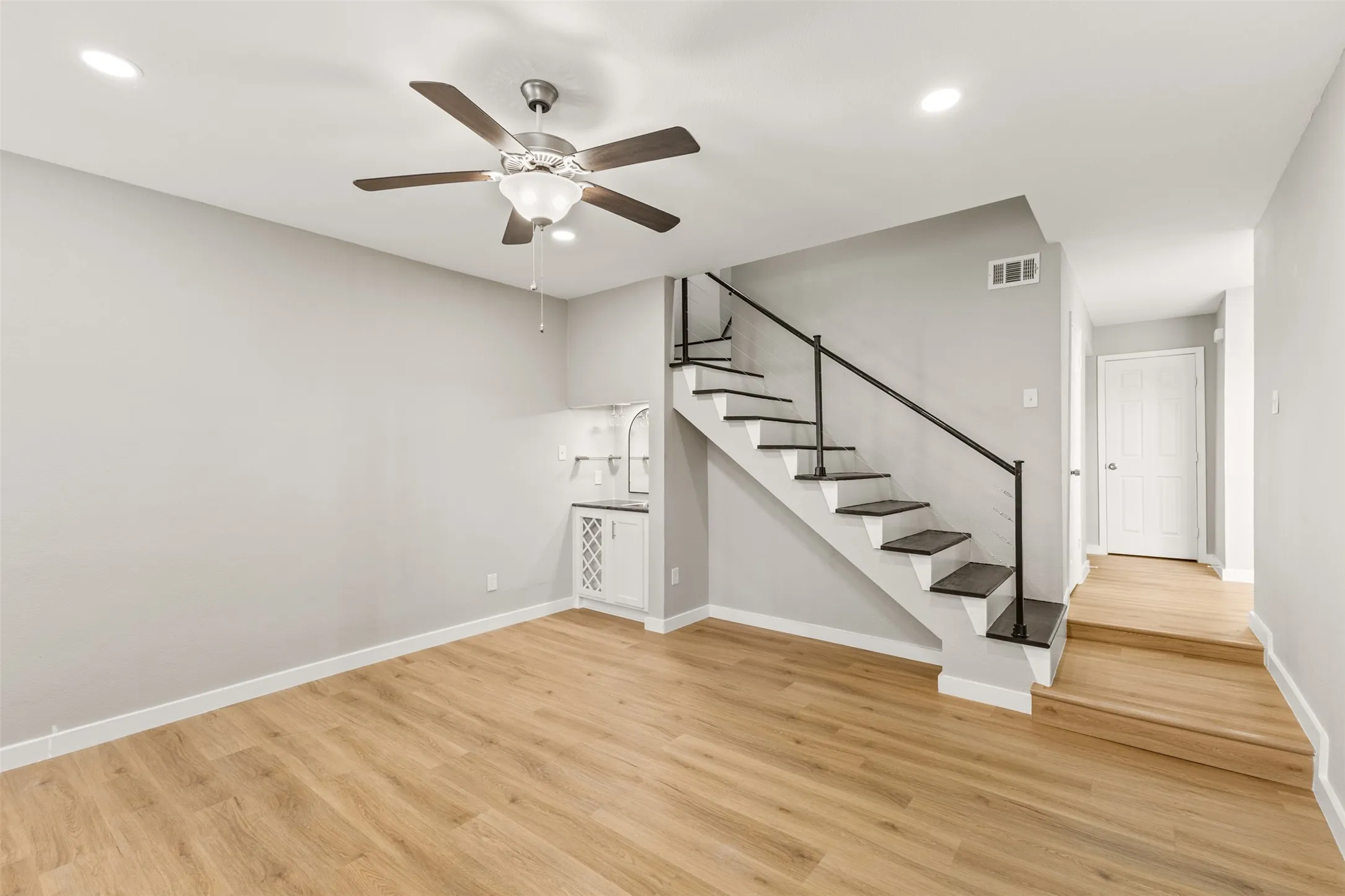 Condominium For Sale in Dallas County , 6738 Eastridge Drive 106, Dallas, Texas 75231, 2 Bedroom, 2 Bathroom, 2 Garage spaces, 1,282 Sqft, built in 1979, mls#21370015, Real Estate Agent in Dallas, Homes For Sale in Dallas county, Homes For Sale in Dallas, Realtor in Dallas Texas, Real Estate Brokerage Independent Realty Texas, Luminita Cordes Realtor