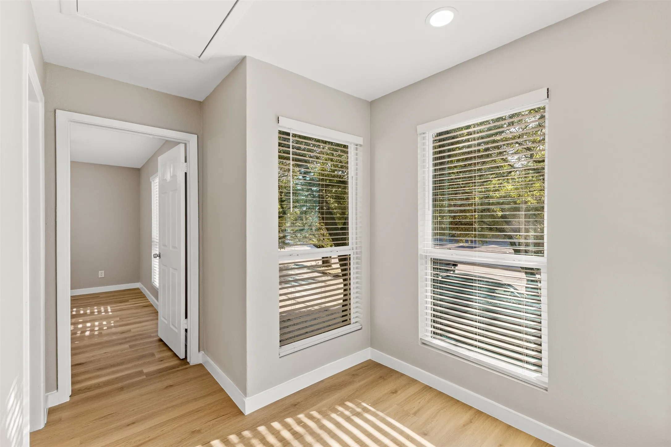 Condominium For Sale in Dallas County , 6738 Eastridge Drive 106, Dallas, Texas 75231, 2 Bedroom, 2 Bathroom, 2 Garage spaces, 1,282 Sqft, built in 1979, mls#21370015, Real Estate Agent in Dallas, Homes For Sale in Dallas county, Homes For Sale in Dallas, Realtor in Dallas Texas, Real Estate Brokerage Independent Realty Texas, Luminita Cordes Realtor