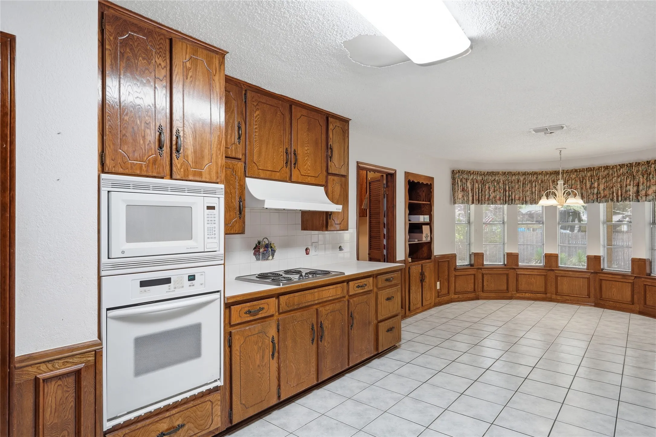 Single Family Residence For Sale in Tarrant County , 314 Brookside Drive, Grapevine, Texas 76051, 3 Bedroom, 2 Bathroom, 2 Garage spaces, 2,341 Sqft, built in 1979, mls#21368140, Real Estate Agent in Grapevine, Homes For Sale in Tarrant county, Homes For Sale in Grapevine, Realtor in Grapevine Texas, Real Estate Brokerage Independent Realty Texas, Luminita Cordes Realtor