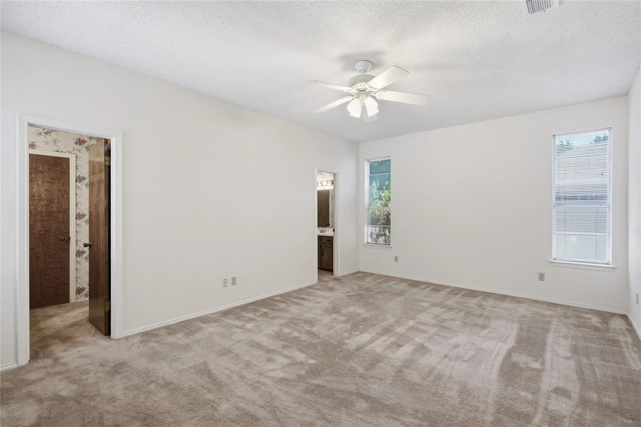 Single Family Residence For Sale in Tarrant County , 314 Brookside Drive, Grapevine, Texas 76051, 3 Bedroom, 2 Bathroom, 2 Garage spaces, 2,341 Sqft, built in 1979, mls#21368140, Real Estate Agent in Grapevine, Homes For Sale in Tarrant county, Homes For Sale in Grapevine, Realtor in Grapevine Texas, Real Estate Brokerage Independent Realty Texas, Luminita Cordes Realtor