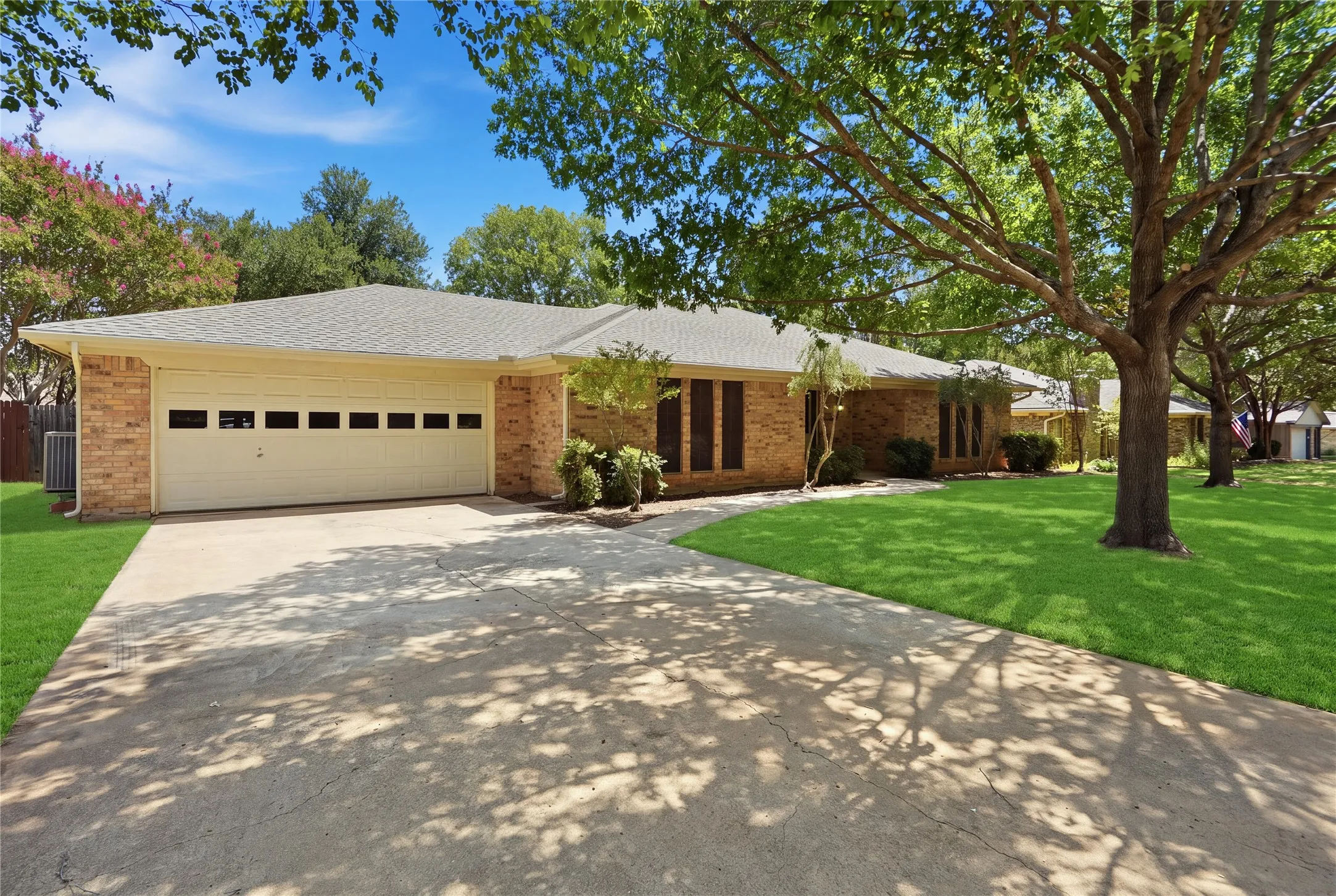 Single Family Residence For Sale in Tarrant County , 314 Brookside Drive, Grapevine, Texas 76051, 3 Bedroom, 2 Bathroom, 2 Garage spaces, 2,341 Sqft, built in 1979, mls#21368140, Real Estate Agent in Grapevine, Homes For Sale in Tarrant county, Homes For Sale in Grapevine, Realtor in Grapevine Texas, Real Estate Brokerage Independent Realty Texas, Luminita Cordes Realtor