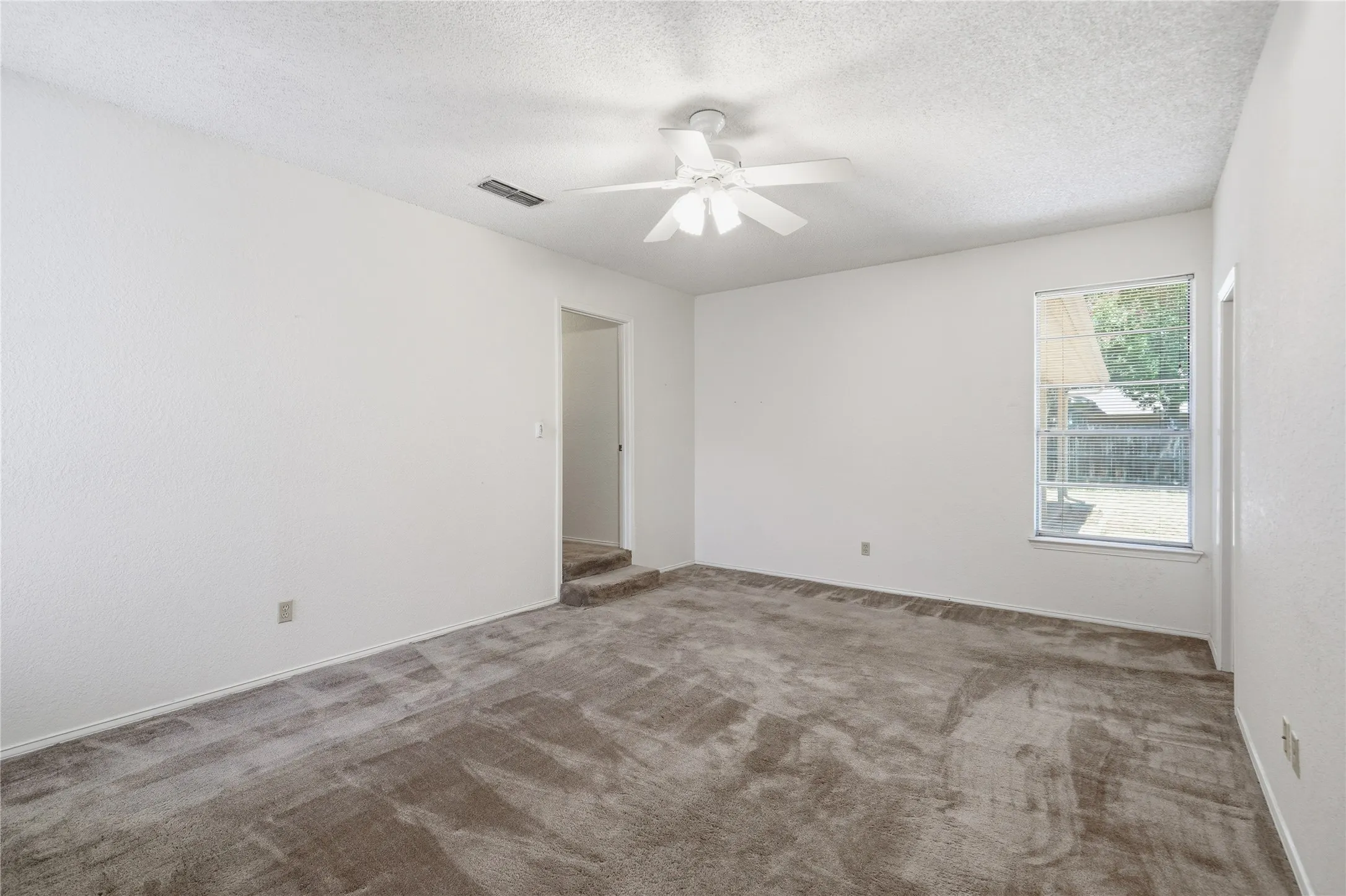 Single Family Residence For Sale in Tarrant County , 314 Brookside Drive, Grapevine, Texas 76051, 3 Bedroom, 2 Bathroom, 2 Garage spaces, 2,341 Sqft, built in 1979, mls#21368140, Real Estate Agent in Grapevine, Homes For Sale in Tarrant county, Homes For Sale in Grapevine, Realtor in Grapevine Texas, Real Estate Brokerage Independent Realty Texas, Luminita Cordes Realtor