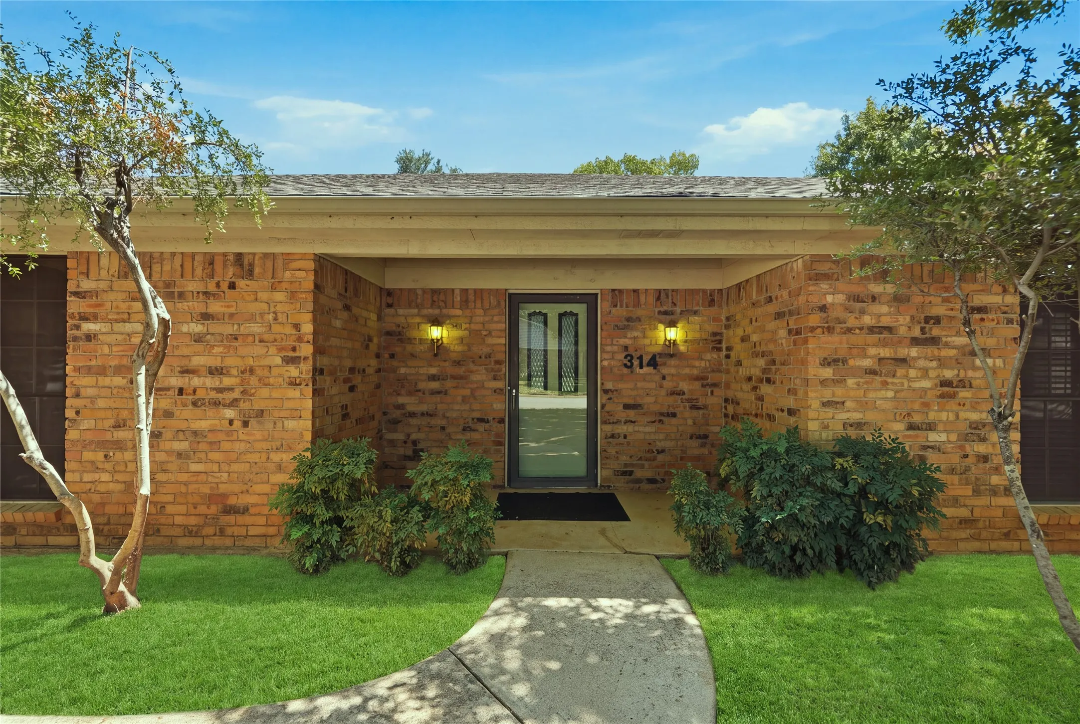 Single Family Residence For Sale in Tarrant County , 314 Brookside Drive, Grapevine, Texas 76051, 3 Bedroom, 2 Bathroom, 2 Garage spaces, 2,341 Sqft, built in 1979, mls#21368140, Real Estate Agent in Grapevine, Homes For Sale in Tarrant county, Homes For Sale in Grapevine, Realtor in Grapevine Texas, Real Estate Brokerage Independent Realty Texas, Luminita Cordes Realtor