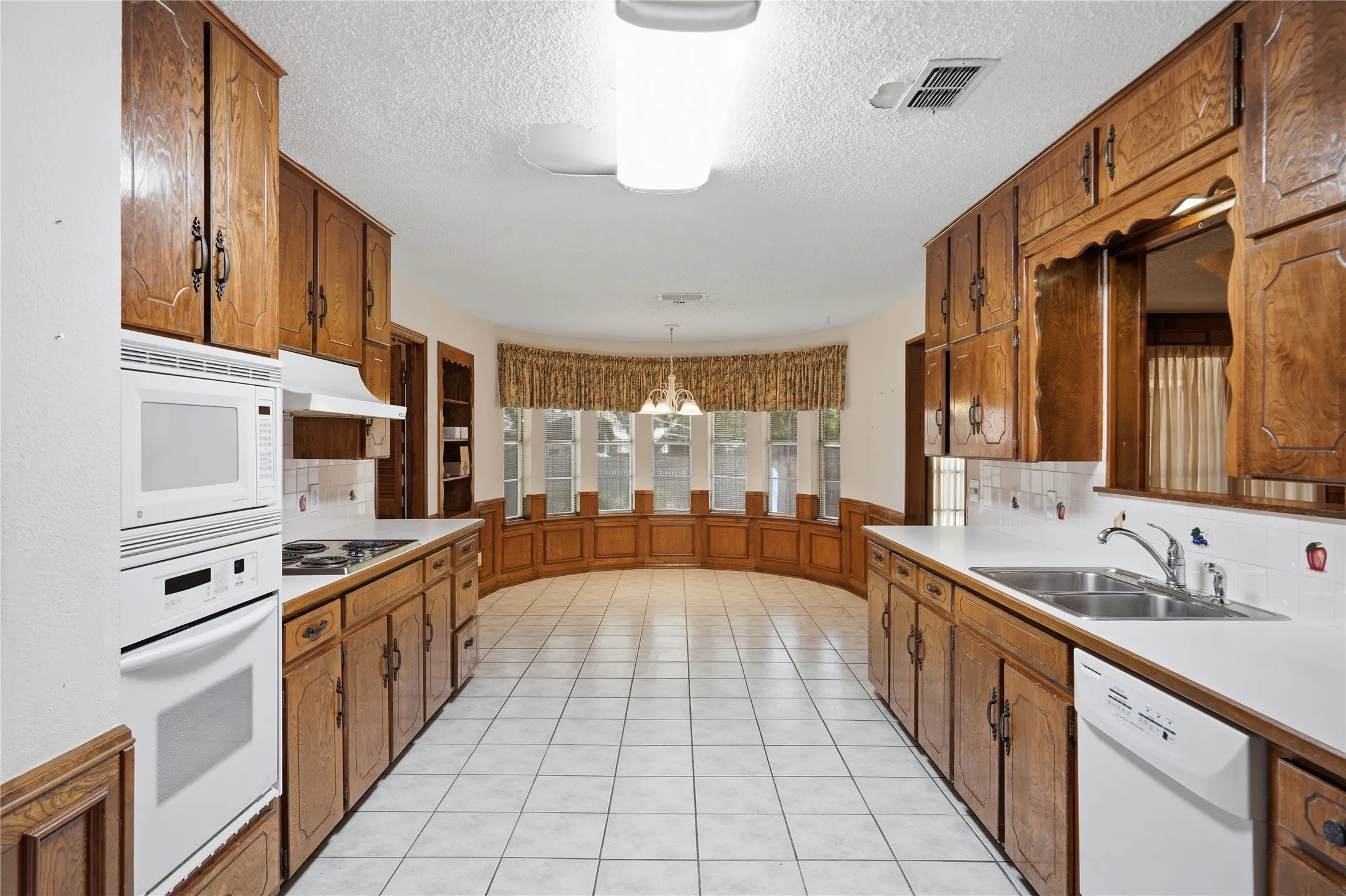 Single Family Residence For Sale in Tarrant County , 314 Brookside Drive, Grapevine, Texas 76051, 3 Bedroom, 2 Bathroom, 2 Garage spaces, 2,341 Sqft, built in 1979, mls#21368140, Real Estate Agent in Grapevine, Homes For Sale in Tarrant county, Homes For Sale in Grapevine, Realtor in Grapevine Texas, Real Estate Brokerage Independent Realty Texas, Luminita Cordes Realtor