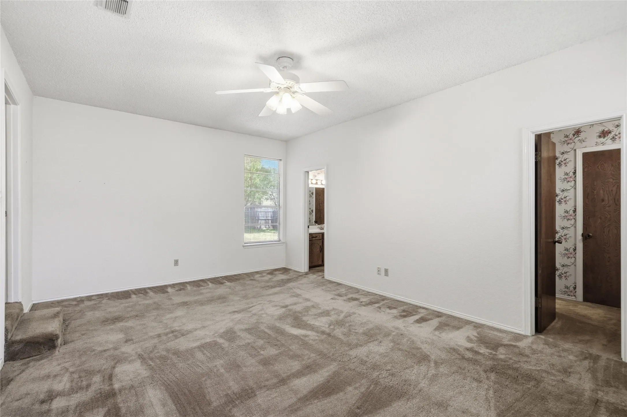 Single Family Residence For Sale in Tarrant County , 314 Brookside Drive, Grapevine, Texas 76051, 3 Bedroom, 2 Bathroom, 2 Garage spaces, 2,341 Sqft, built in 1979, mls#21368140, Real Estate Agent in Grapevine, Homes For Sale in Tarrant county, Homes For Sale in Grapevine, Realtor in Grapevine Texas, Real Estate Brokerage Independent Realty Texas, Luminita Cordes Realtor
