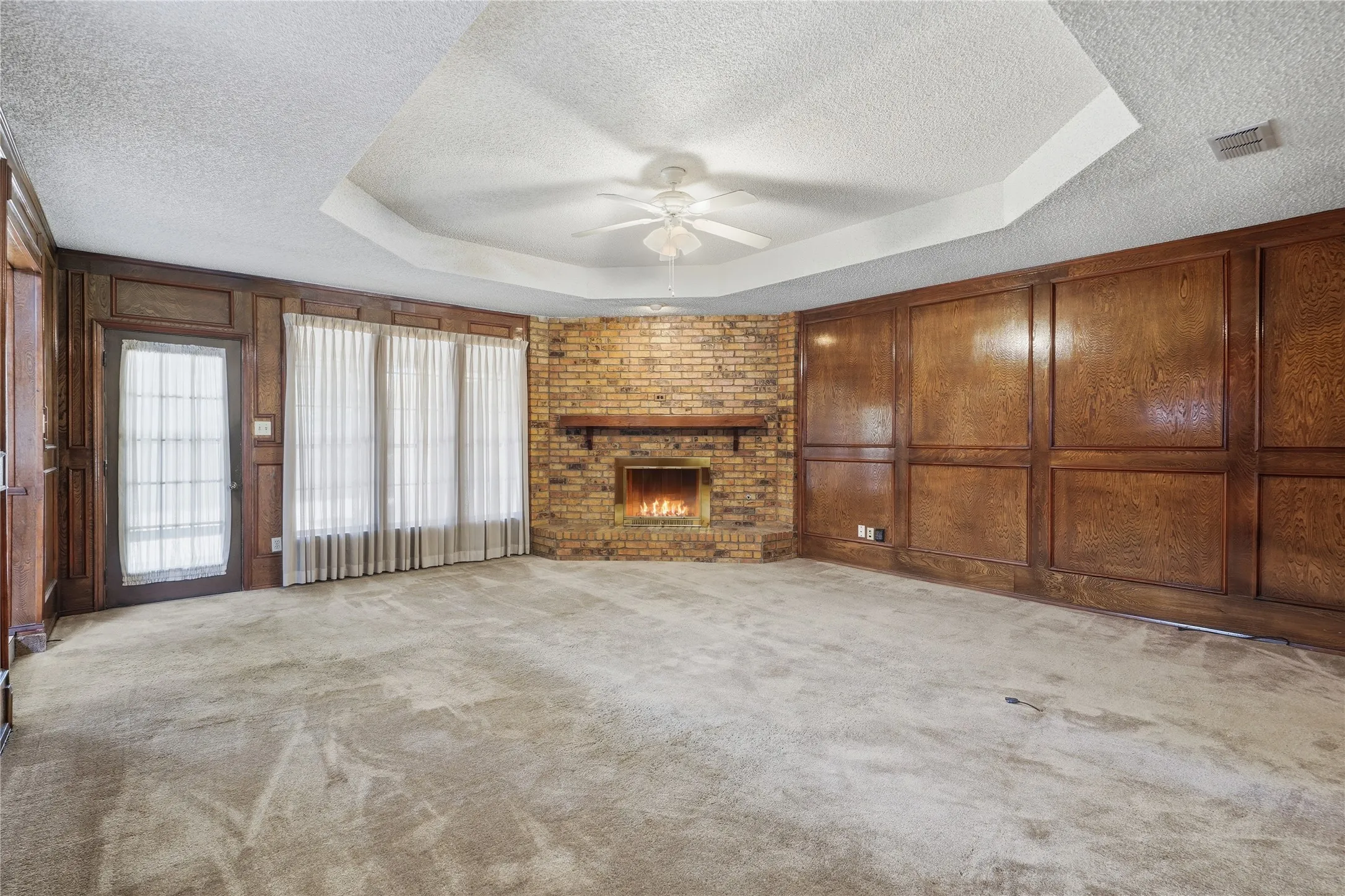 Single Family Residence For Sale in Tarrant County , 314 Brookside Drive, Grapevine, Texas 76051, 3 Bedroom, 2 Bathroom, 2 Garage spaces, 2,341 Sqft, built in 1979, mls#21368140, Real Estate Agent in Grapevine, Homes For Sale in Tarrant county, Homes For Sale in Grapevine, Realtor in Grapevine Texas, Real Estate Brokerage Independent Realty Texas, Luminita Cordes Realtor